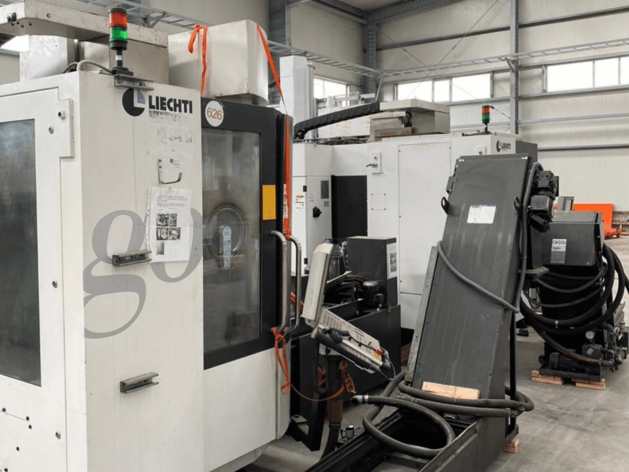 Centro di lavoro verticale Liechti go-Mill 350, vista frontale, con pannello di controllo e portapezzi angolato.