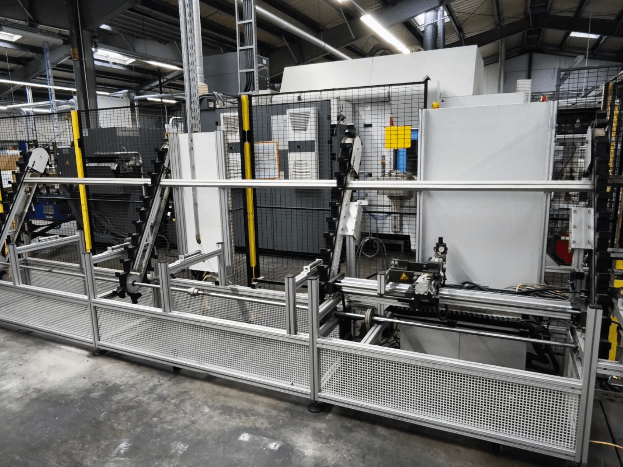 Il sistema di movimentazione dei pezzi LOHMEIER Schräglademagazin in vista frontale, con la sua struttura metallica e i componenti meccanici integrati.