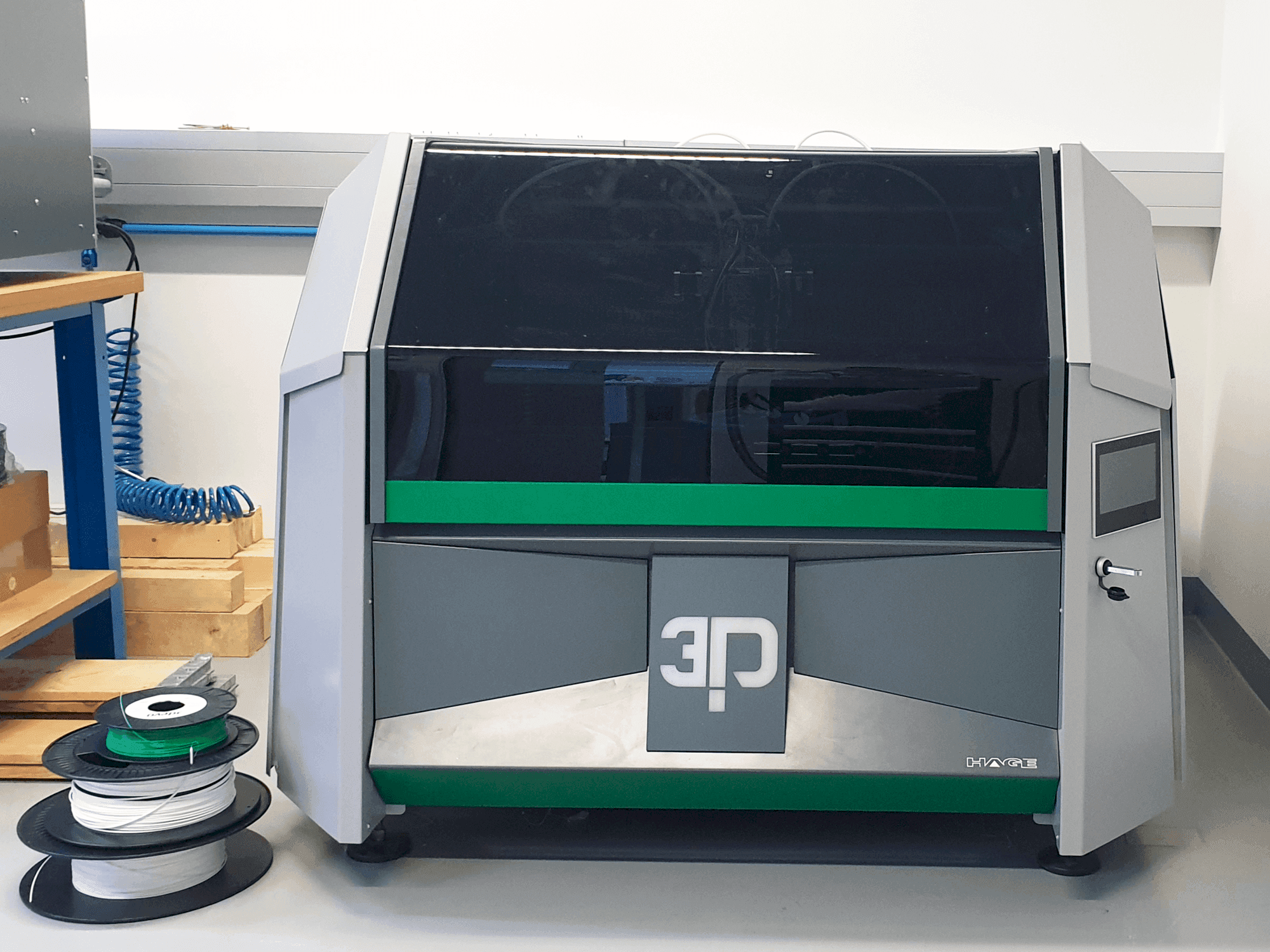 Vista frontale della macchina HAGE 3D 140 L-B