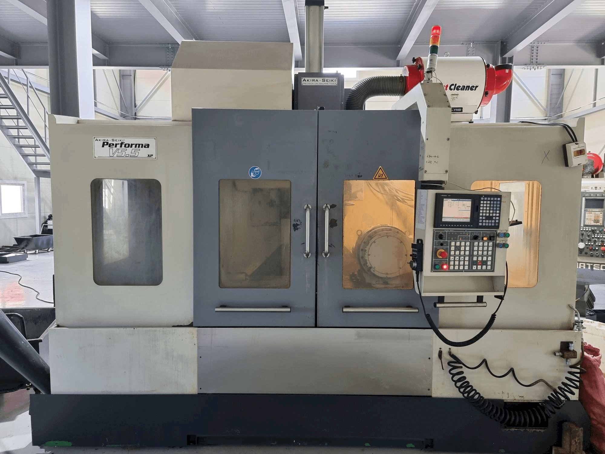Vista frontale della macchina Akira Seiki V5.5