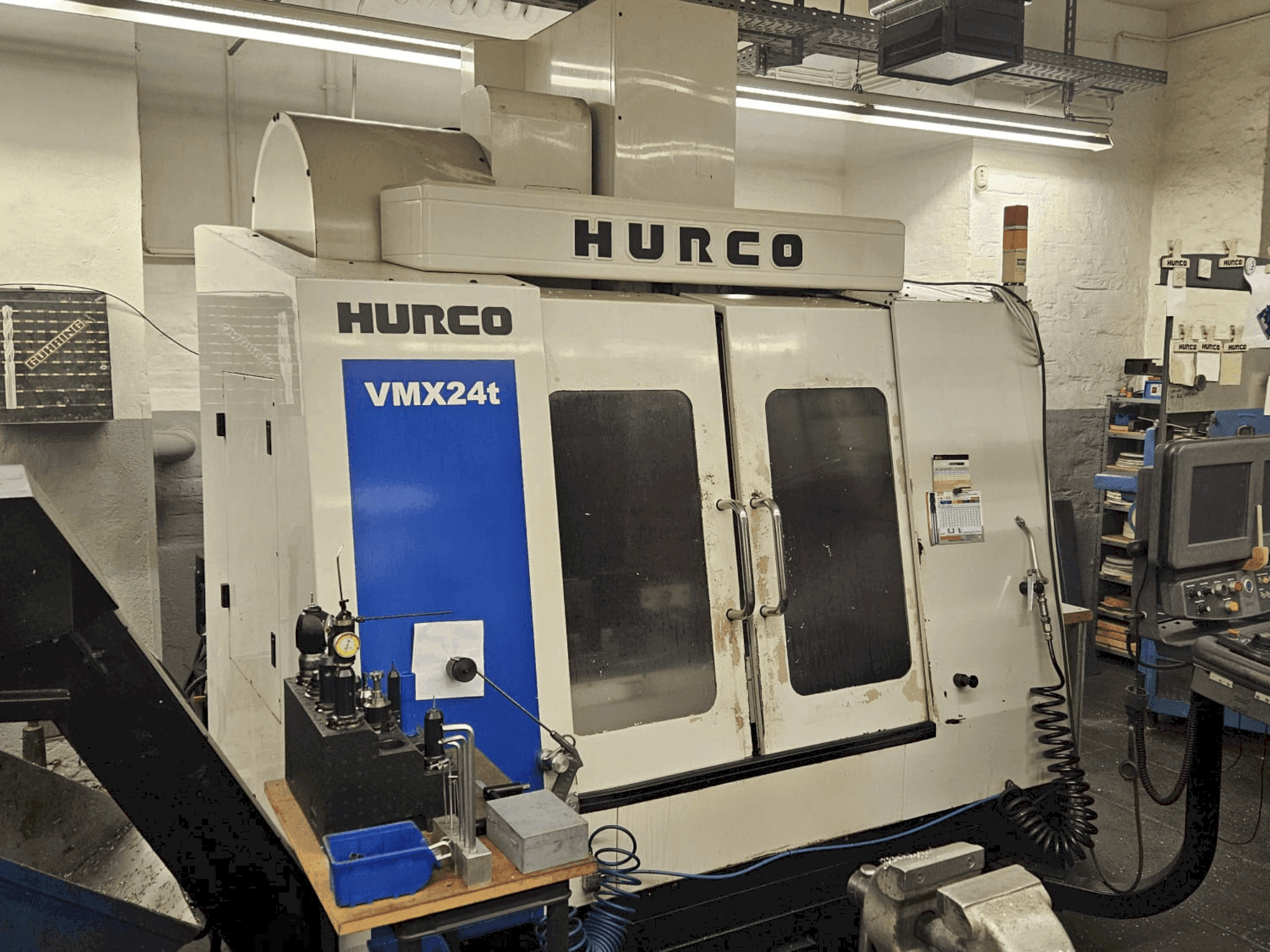 Vista frontale della macchina Hurco VMX 24t