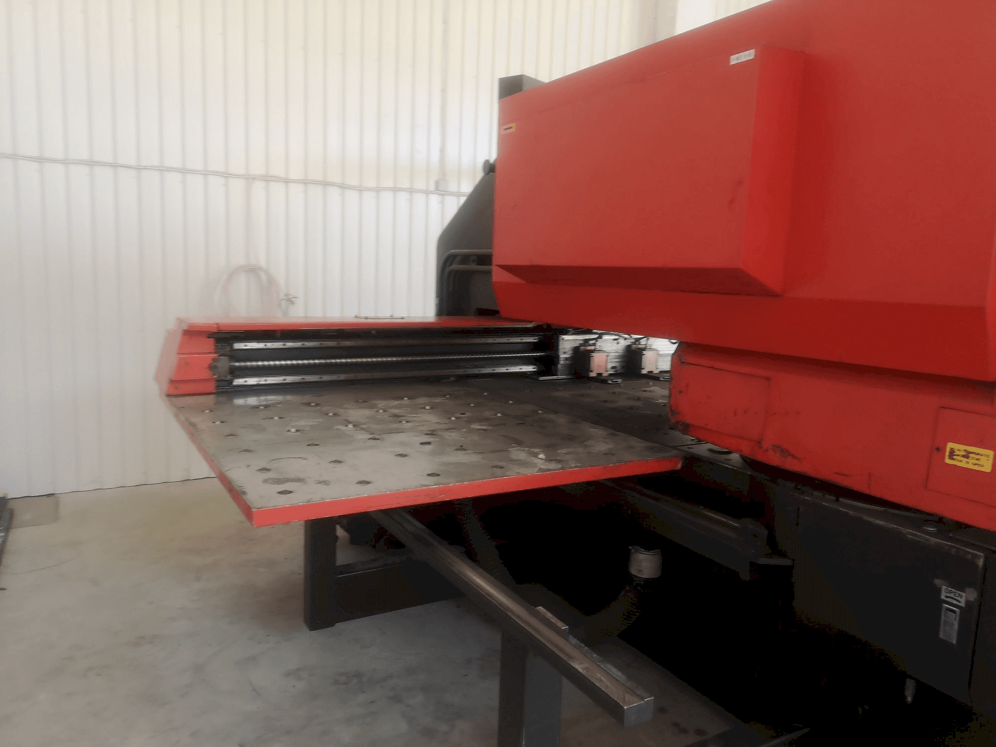 Vista frontale della macchina AMADA