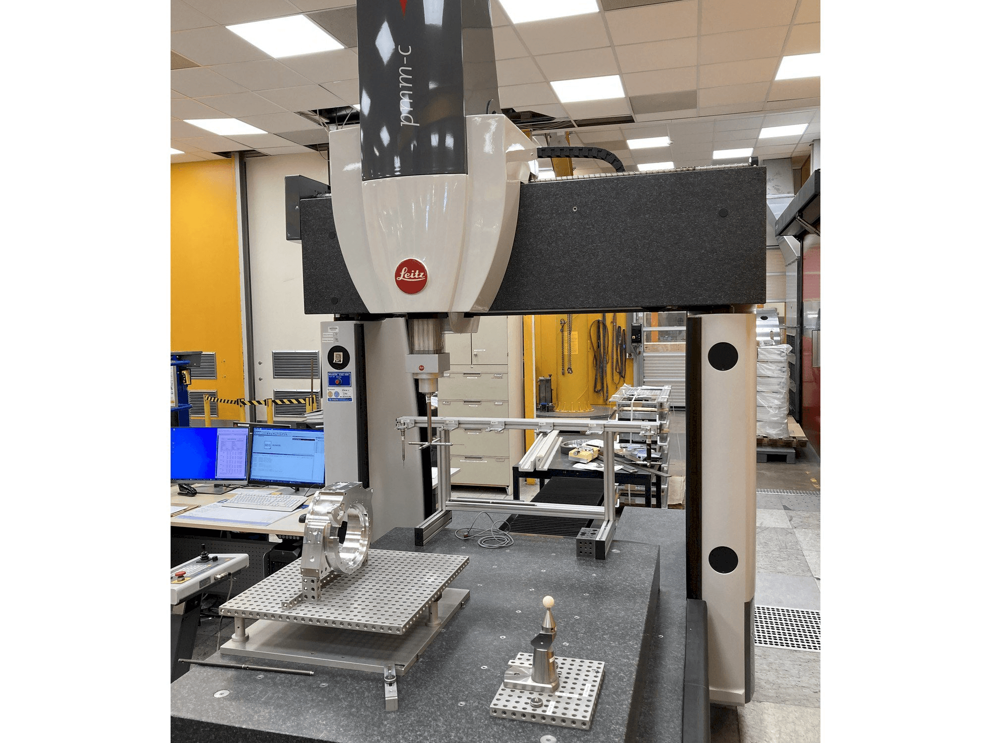 Vista frontale della macchina Hexagon Leitz PMM-C