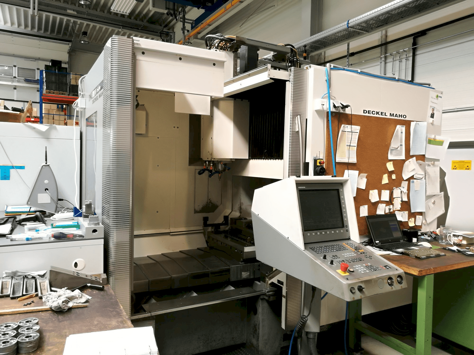 Vista frontale della macchina DECKEL MAHO DMC 100 V Hi-Dyn