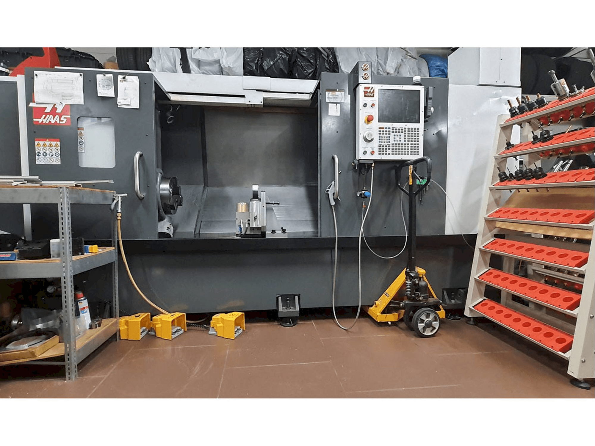 Vista frontale della macchina HAAS ST-30L