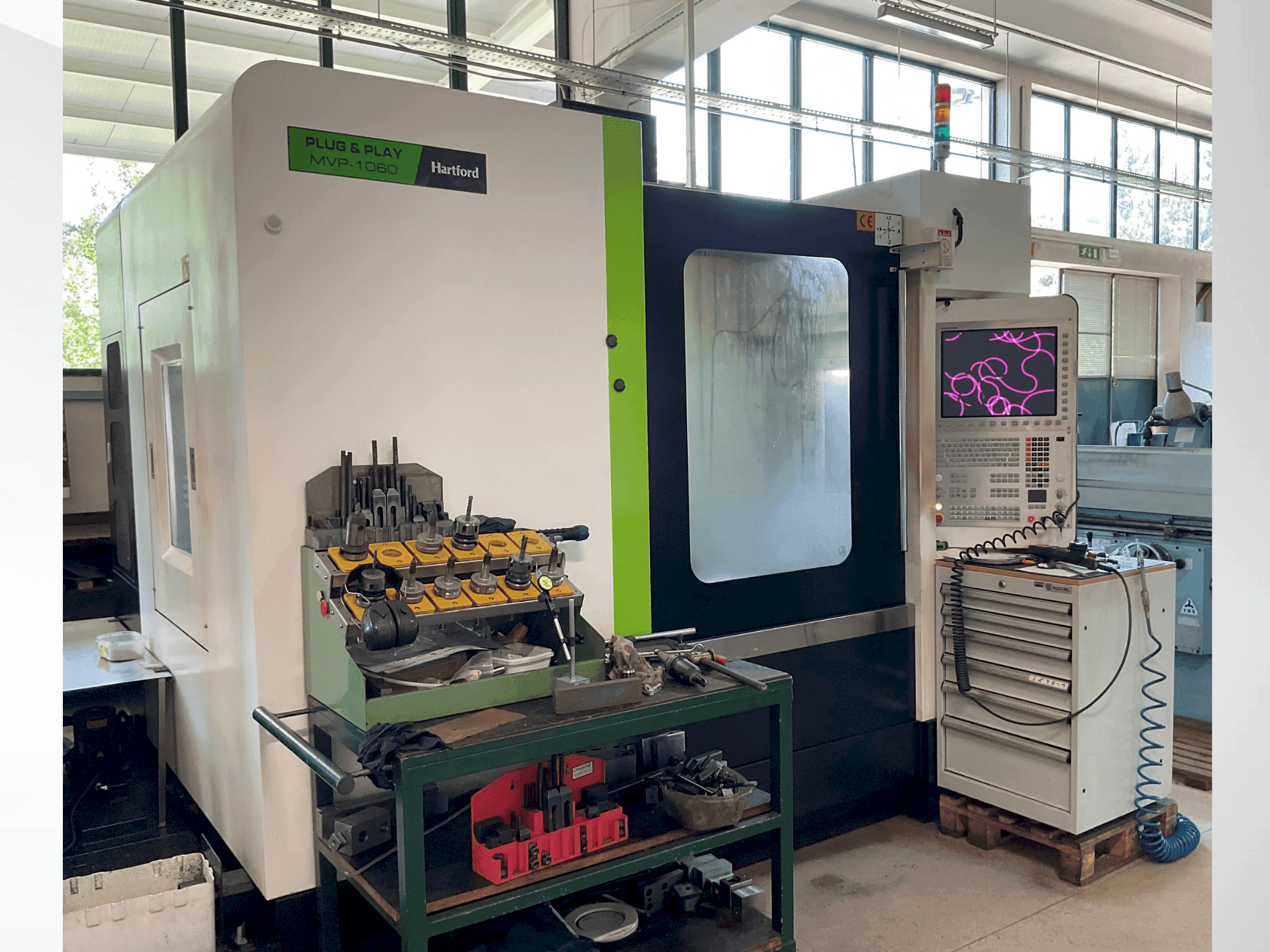 Vista frontale della macchina HARTFORD MVP-1060AD