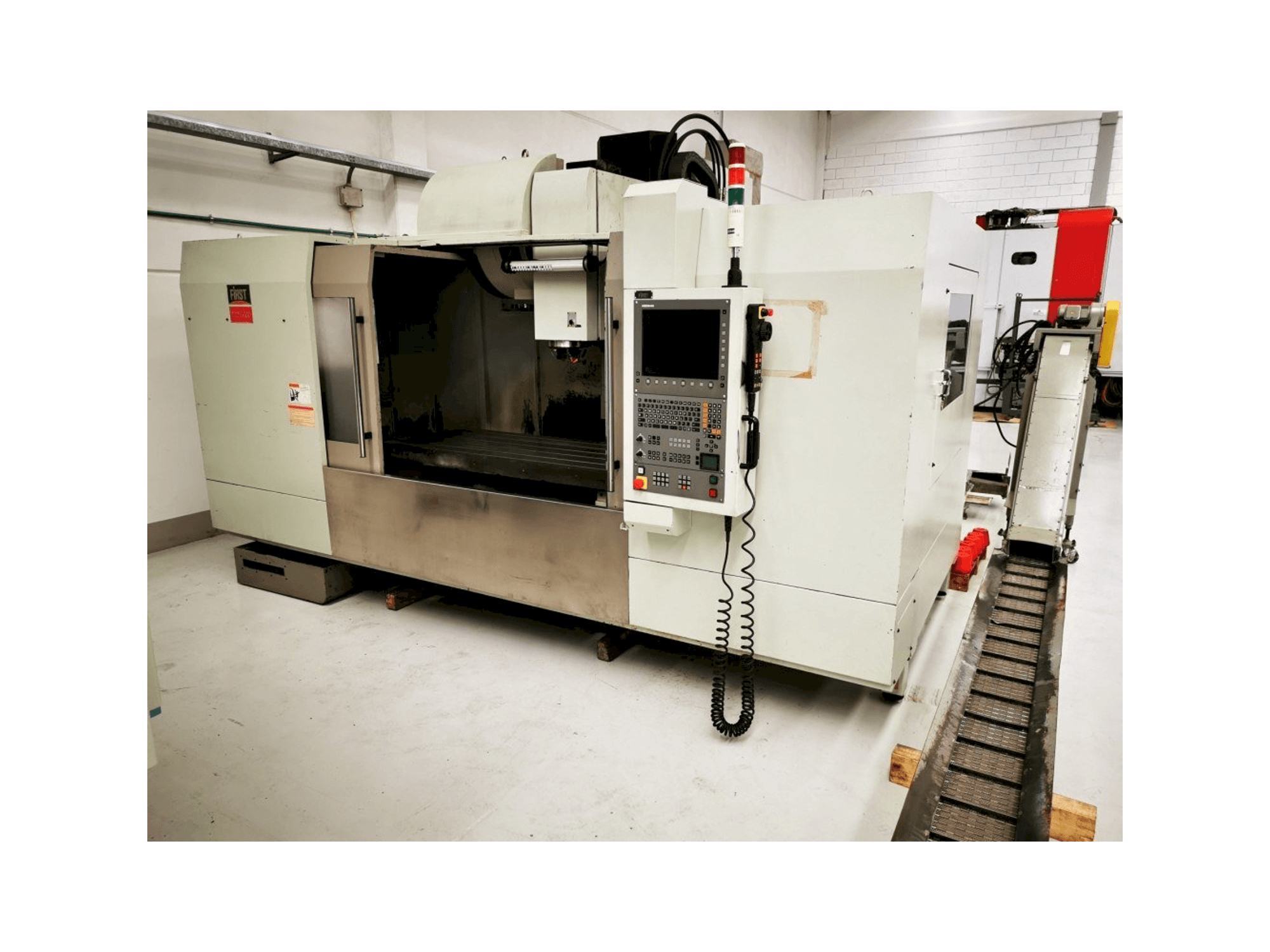 Vista frontale della macchina FIRST MCV 1500