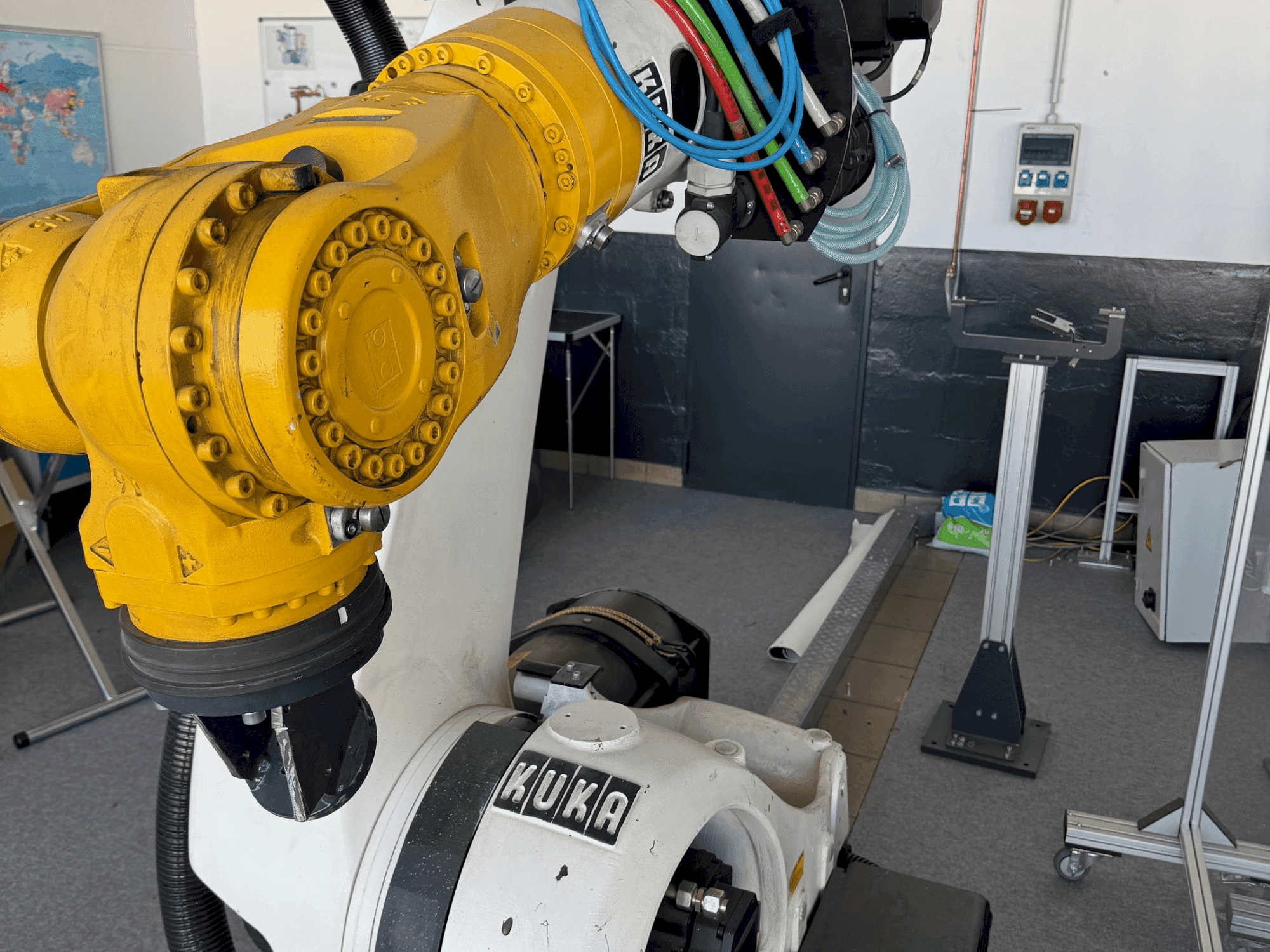 Vista frontale della macchina KUKA KR210 2000-2