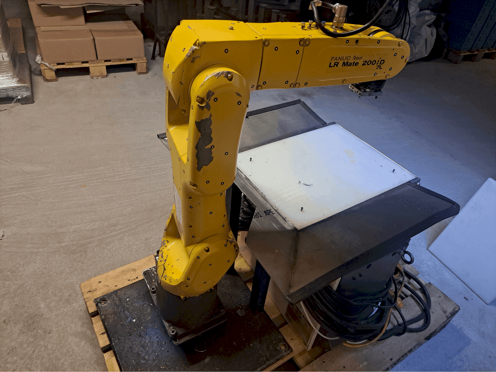 Vista frontale della macchina FANUC LR Mate 200iD/7L