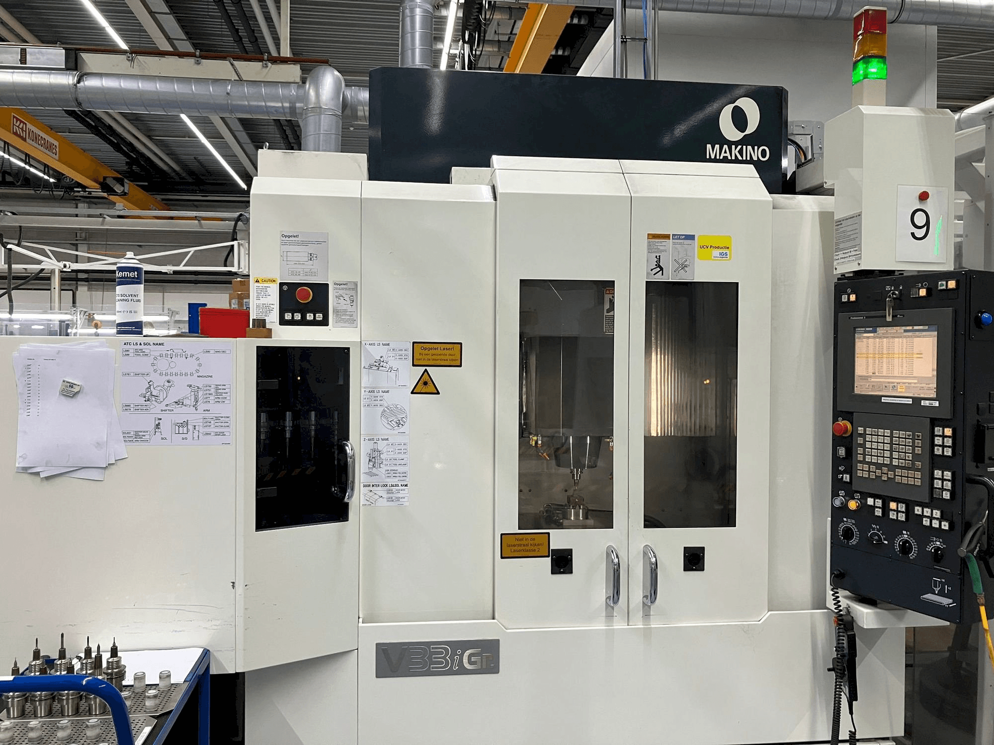 Vista frontale della macchina Makino V33i Graphite