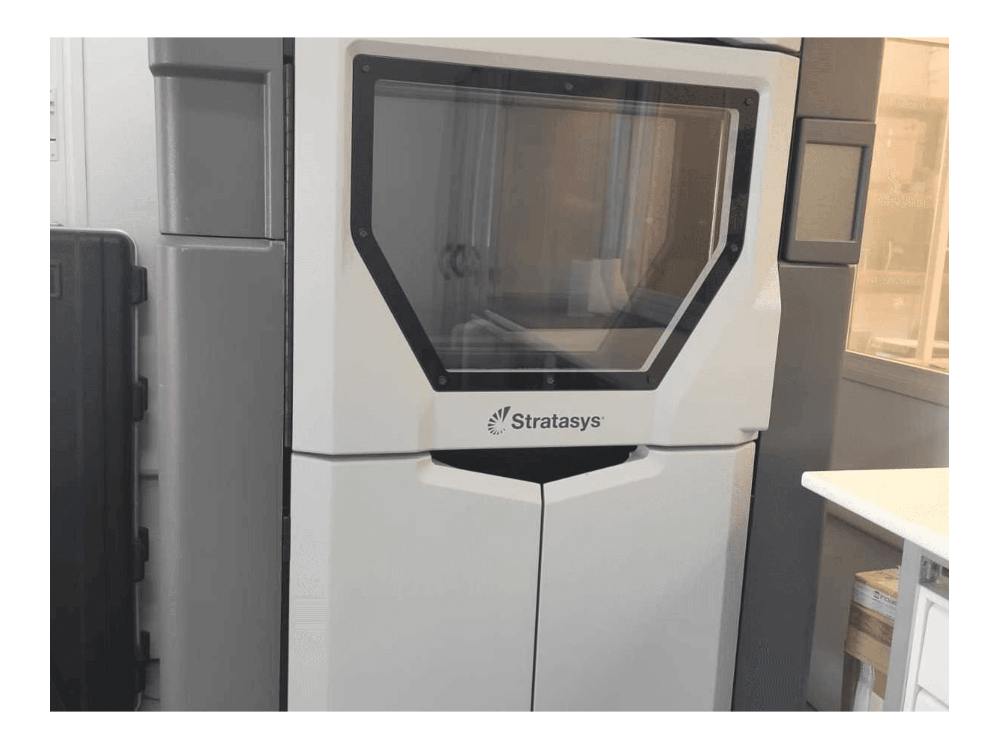 Vista frontale della macchina Stratasys Fortus 450MC