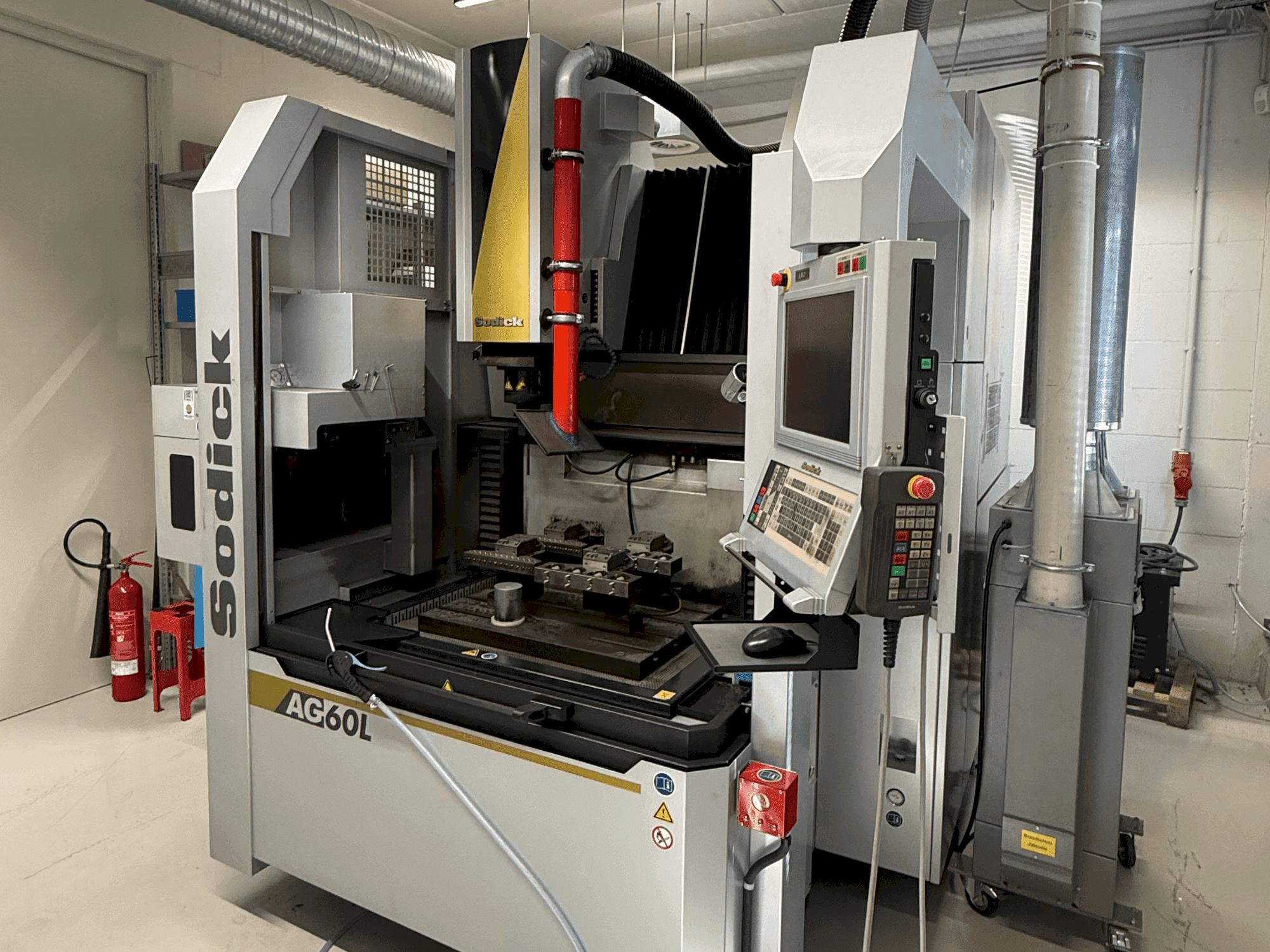 Vista frontale della macchina Sodick AG60L