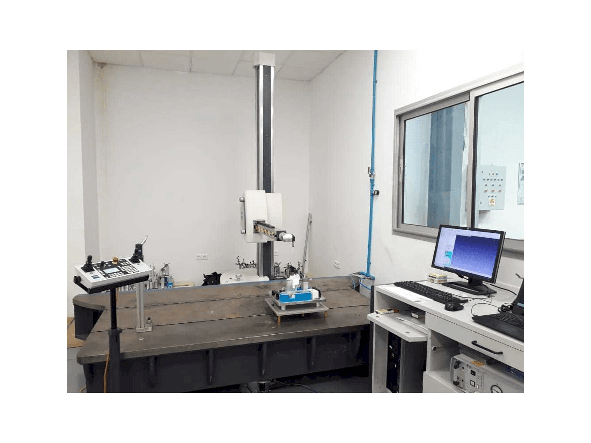 Vista frontale della macchina ZEISS Carmet CNC