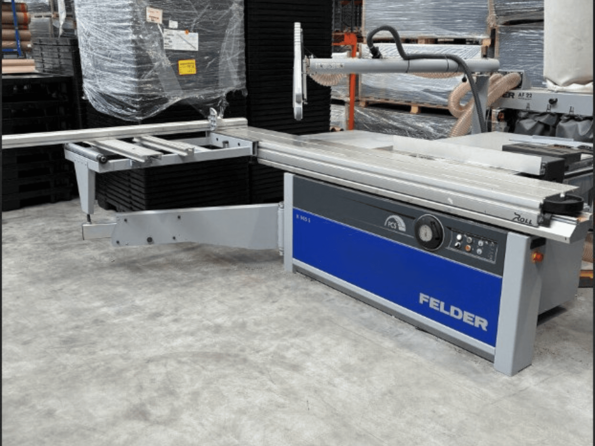 Segatrice per pannelli FELDER K 945S, vista frontale con piano di lavoro regolabile e pannello di controllo, collocata in un magazzino.