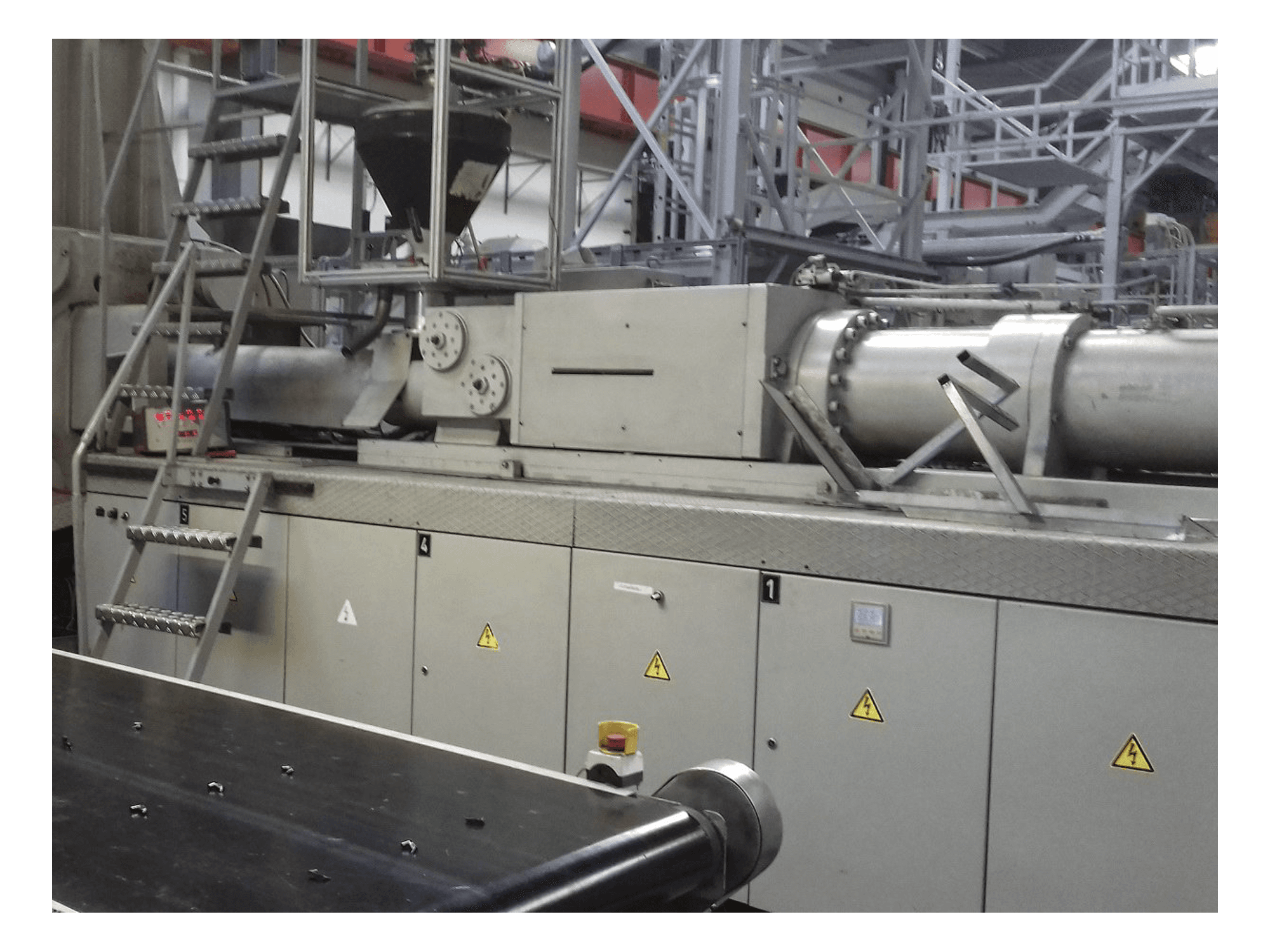 Vista laterale destra della macchina Krauss Maffei 650-4350 BM