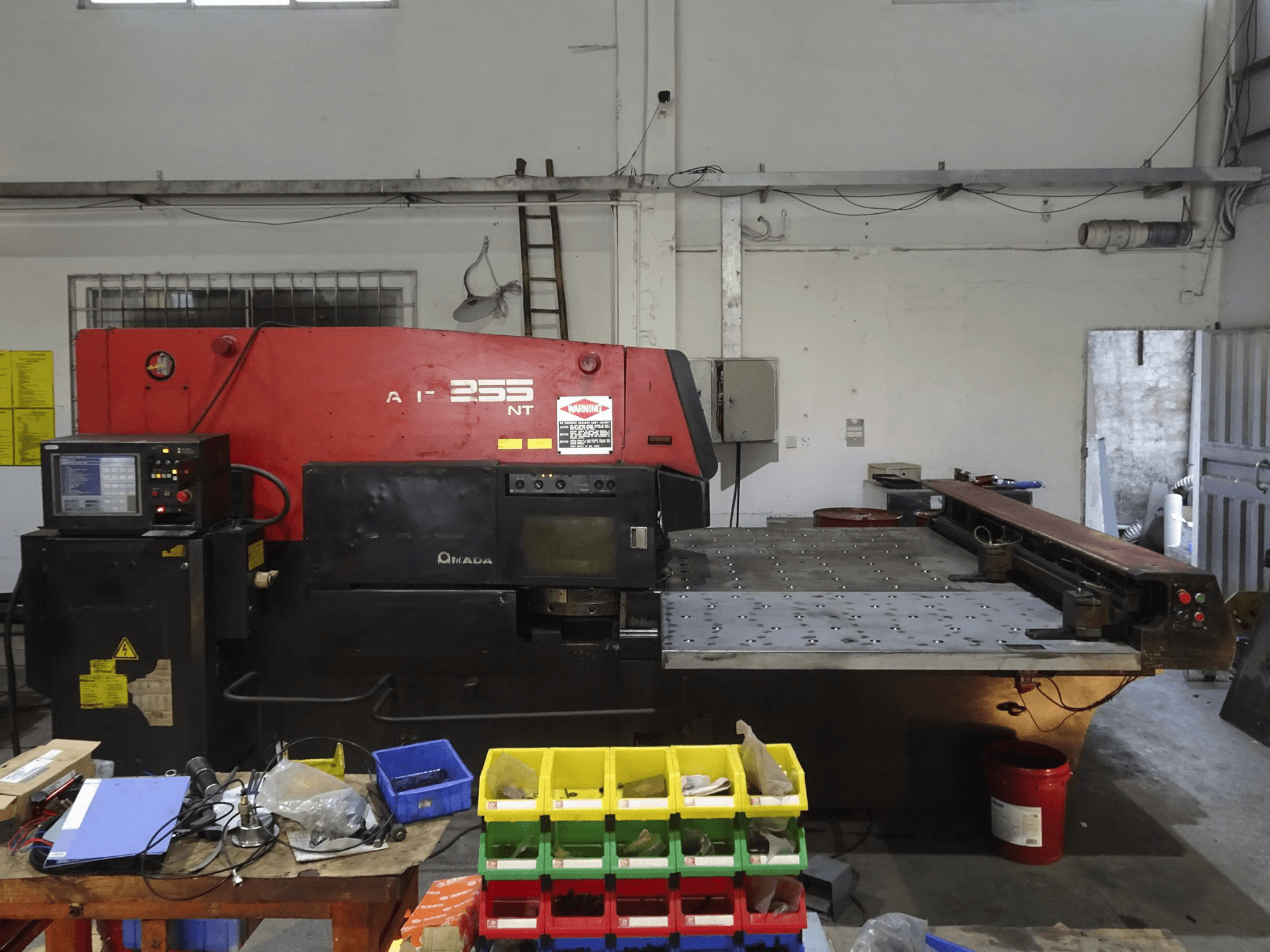 Vista frontale della macchina AMADA ARIES 255NT