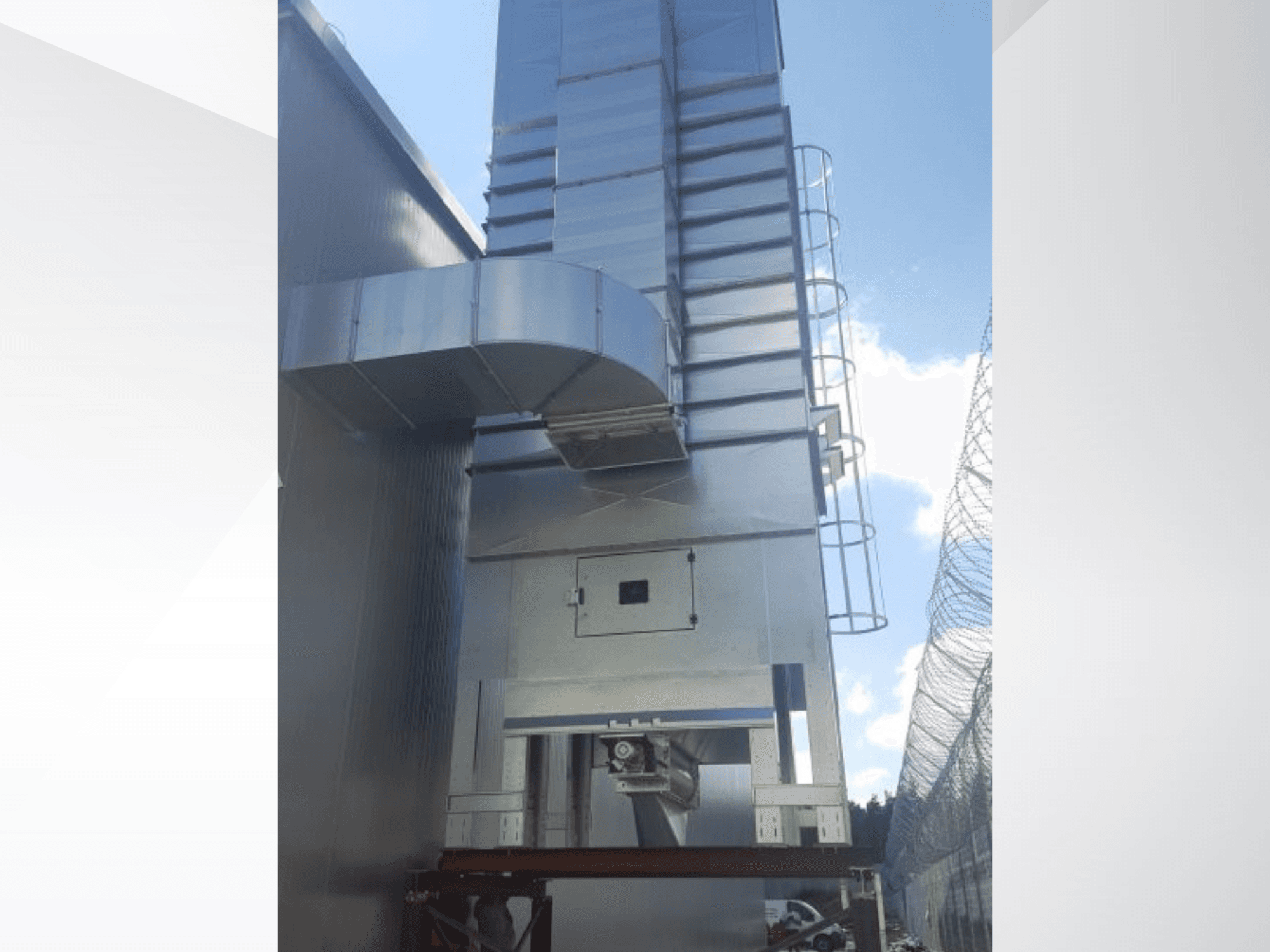 Macchina per il legno NAWARA RUBIN 2030, vista laterale che mostra la struttura metallica e i condotti contro un cielo blu.