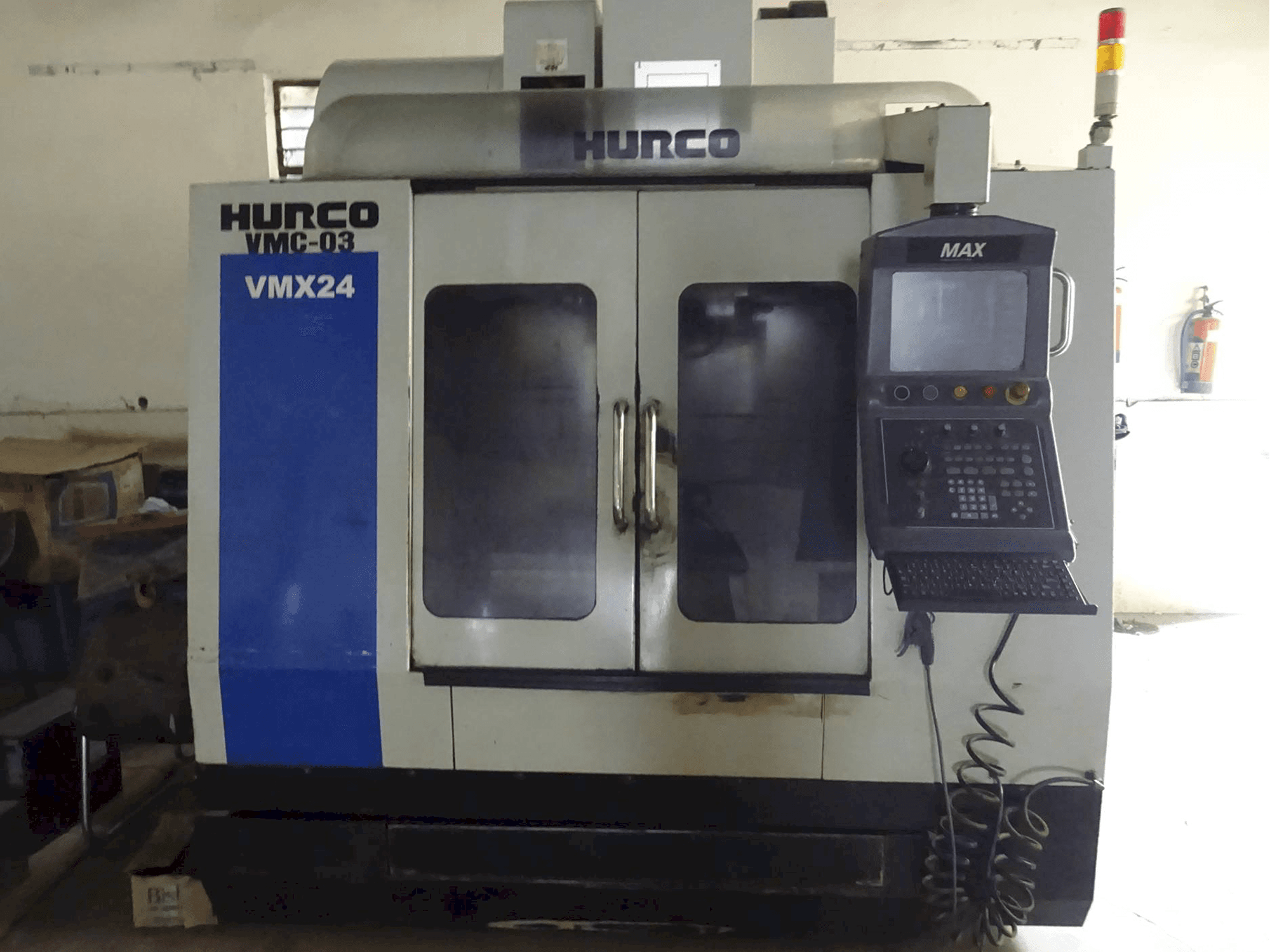 Vista frontale della macchina Hurco VMX24
