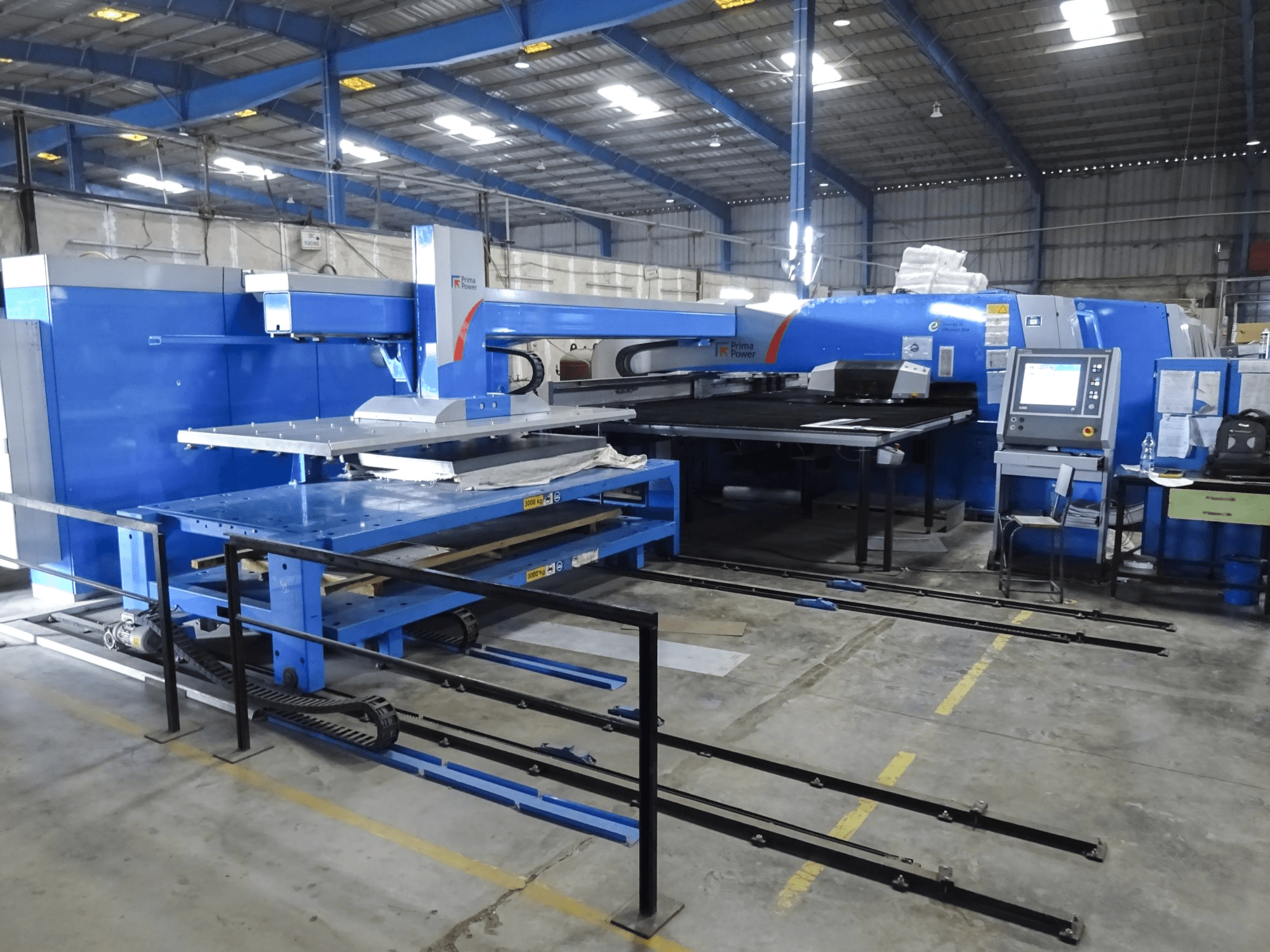 Vista lato destro della macchina Prima Power Shear Genius e6