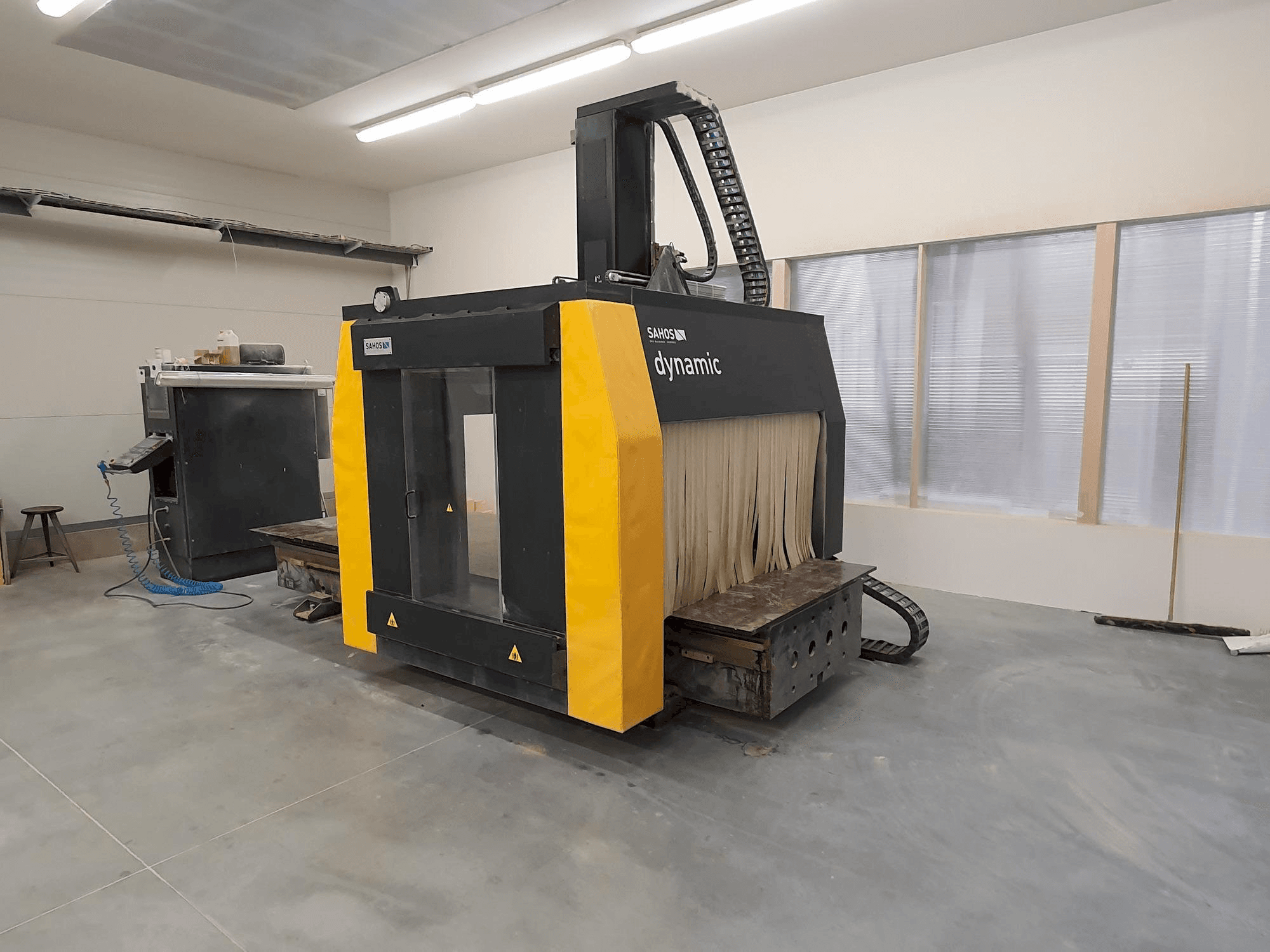 Vista frontale della macchina Sahos Dynamic FC 3000 CNC 5X