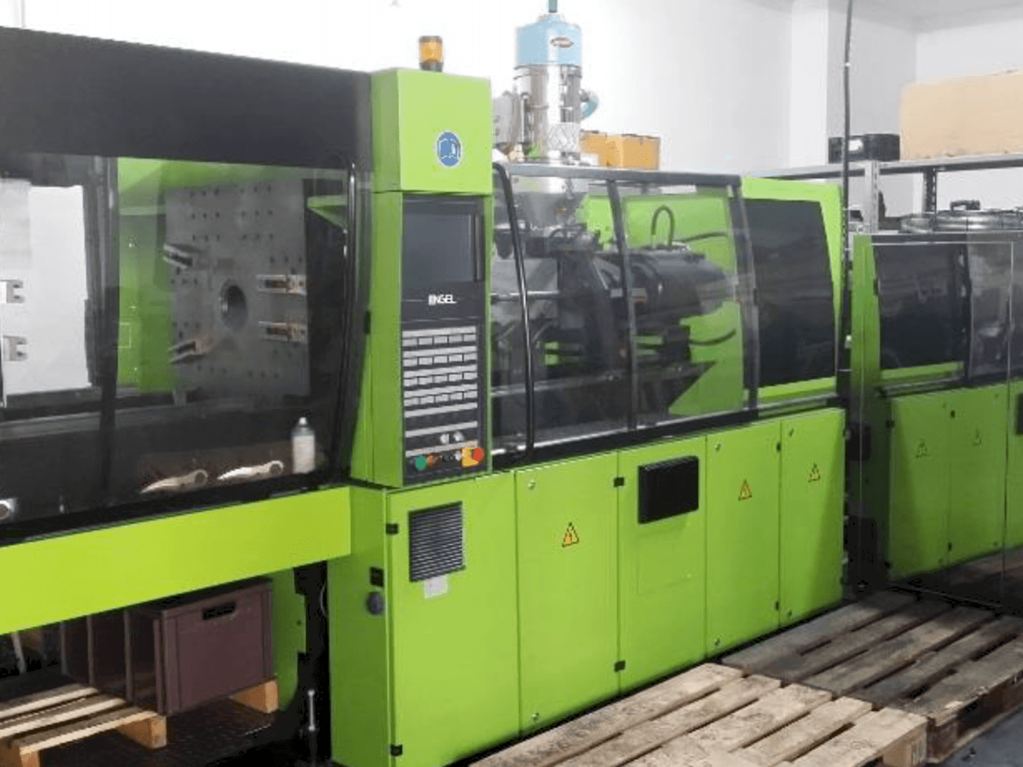 Vista frontale della macchina ENGEL VC 750/150