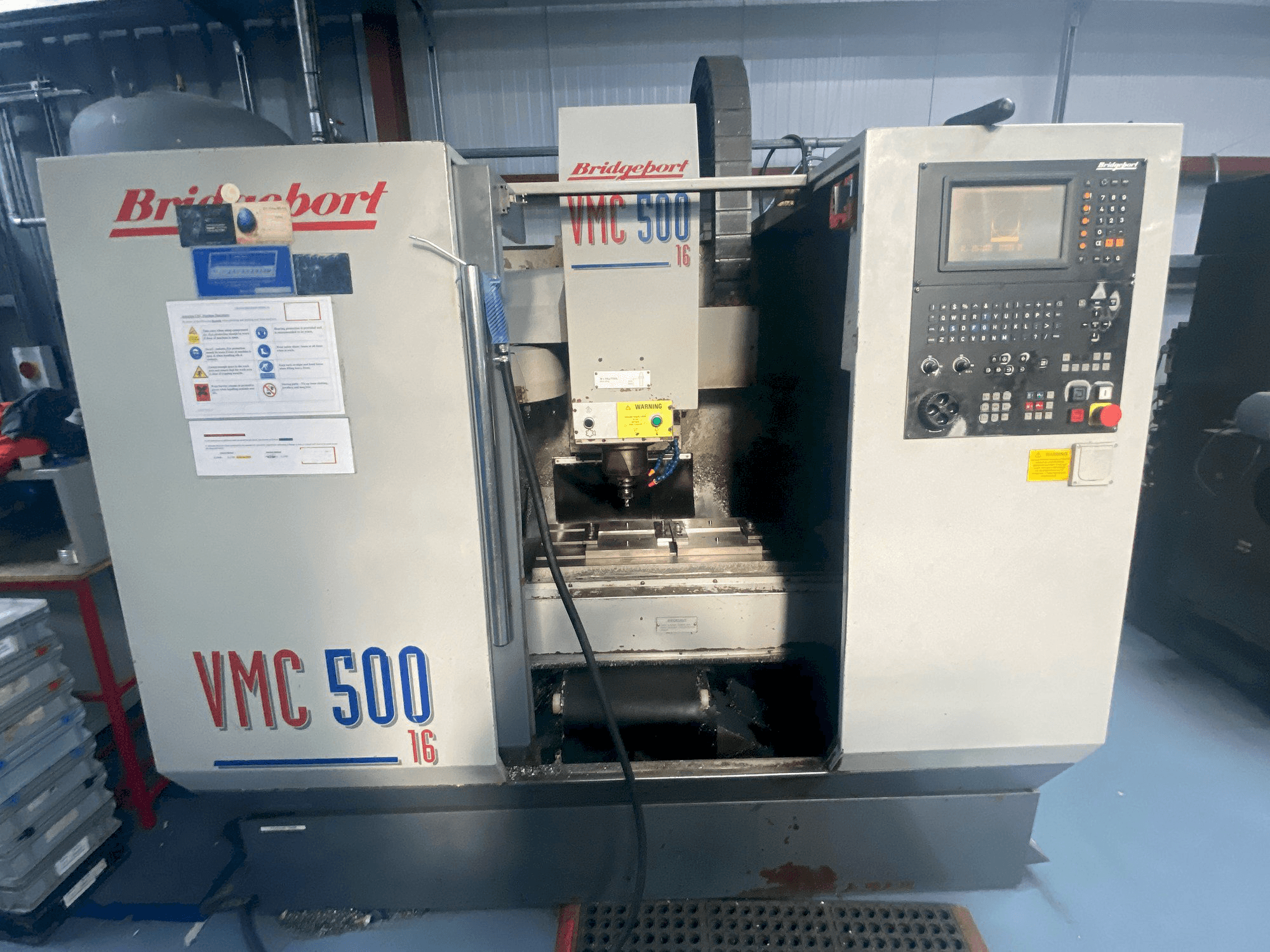 Vista frontale della macchina Bridgeport VMC 500/16