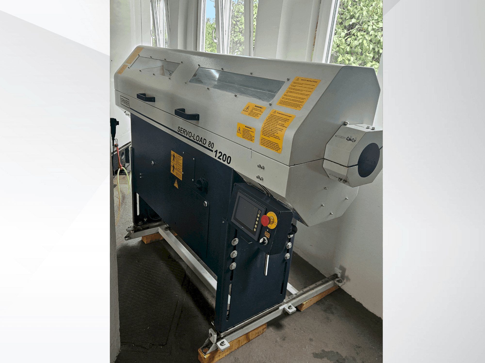 Vista frontale della macchina SPINNER SERVO-LOAD 80-1200