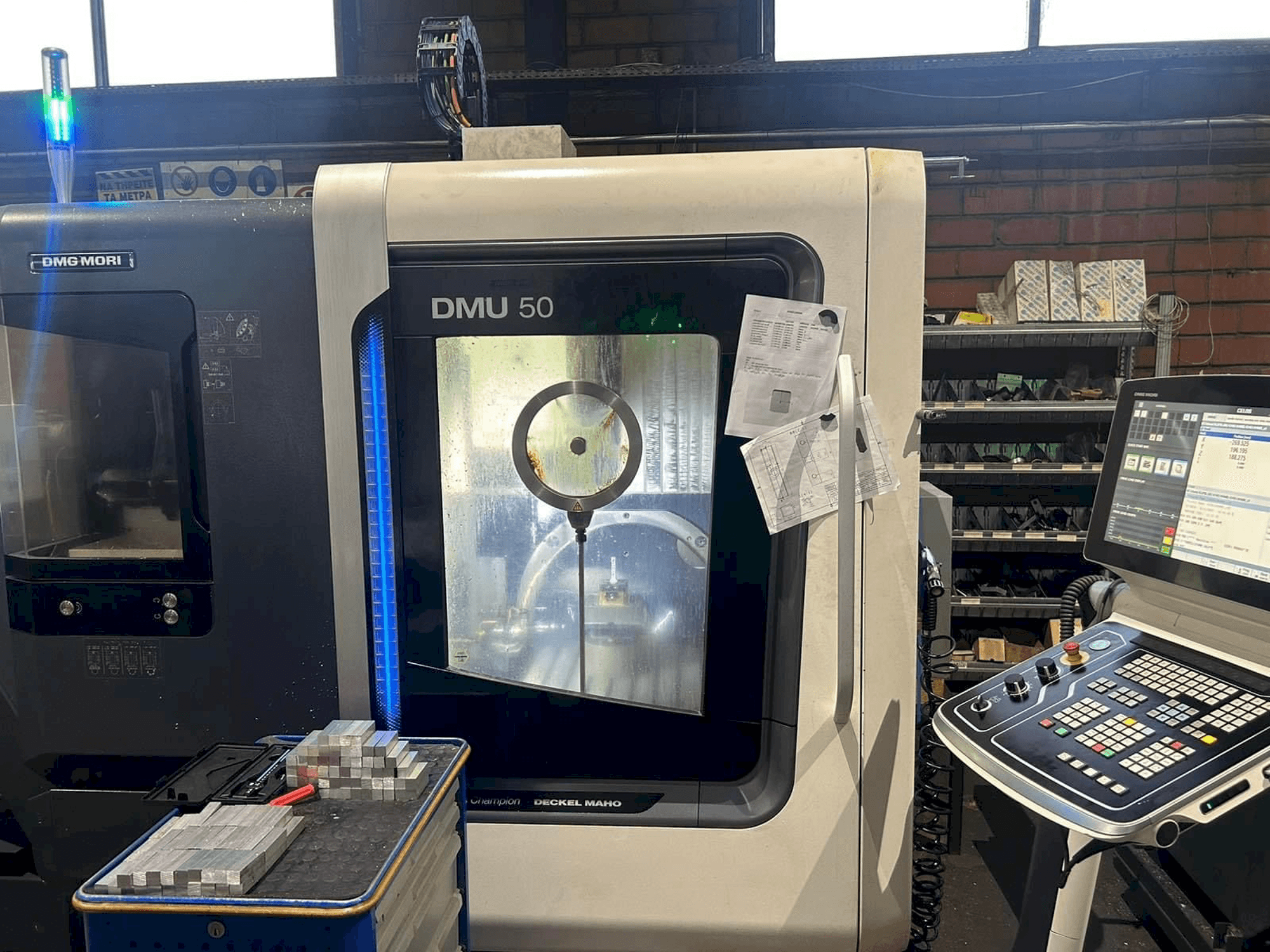 Vista frontale della macchina DMG MORI DMU 50