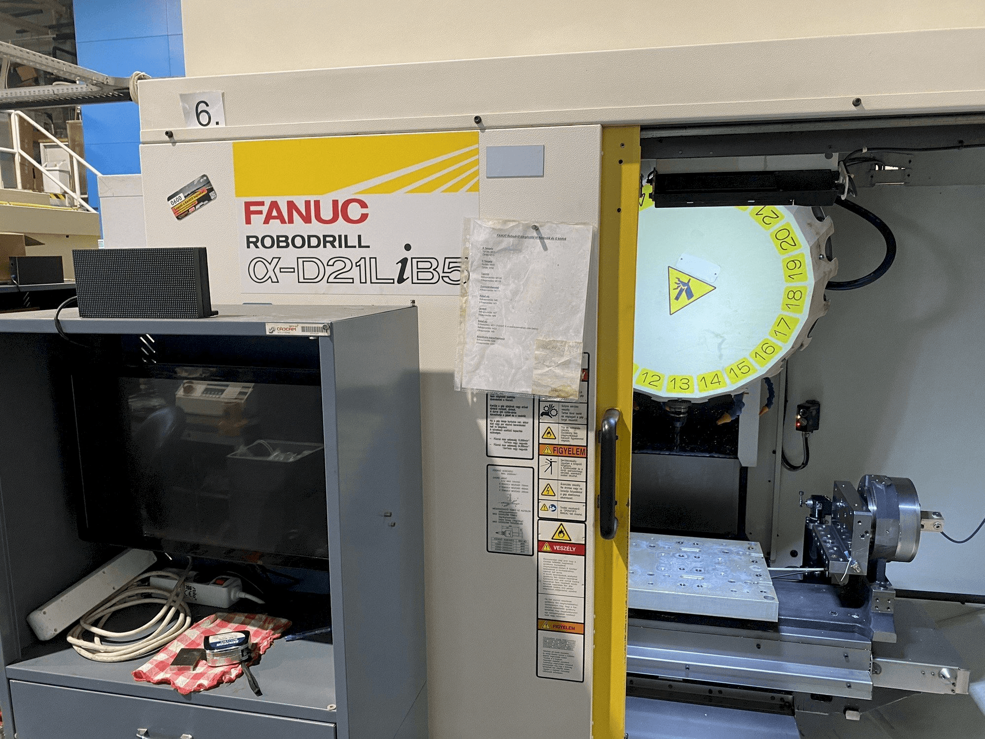 Vista frontale della macchina FANUC Robodrill Alpha D21LiA5