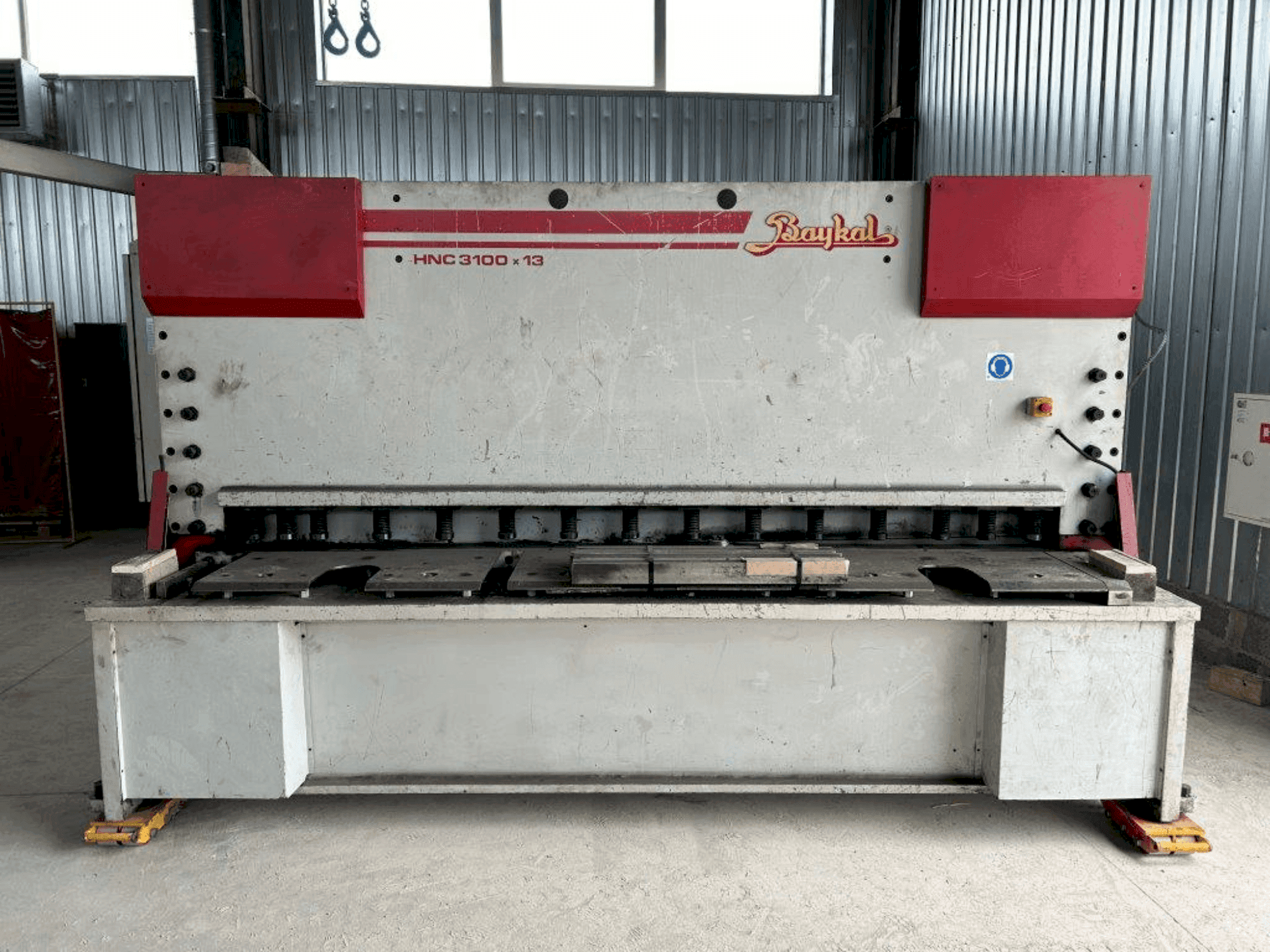 Vista frontale della macchina Baykal HNC 3100x13