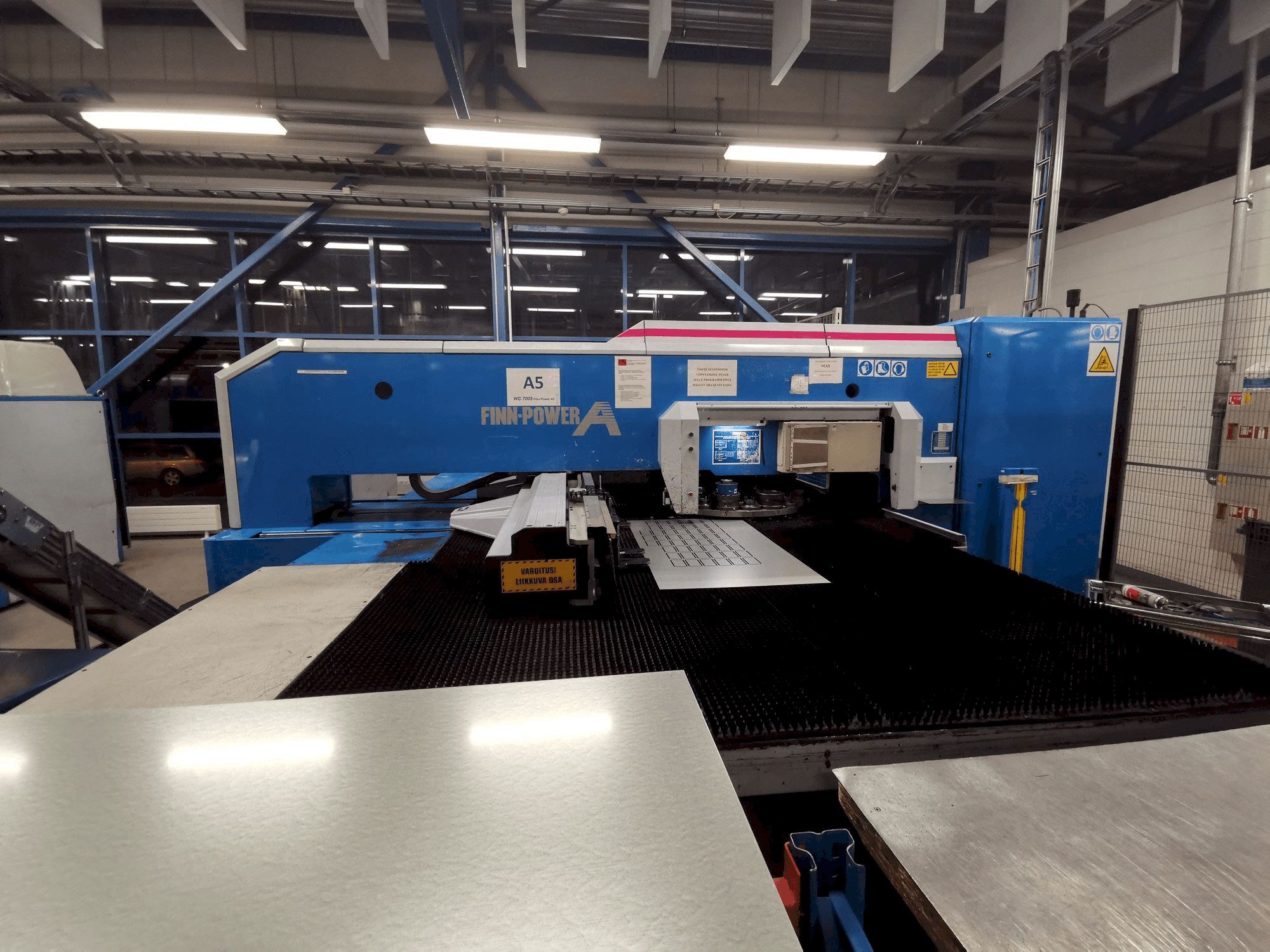 Vista frontale della macchina Finn-Power A5-20SB