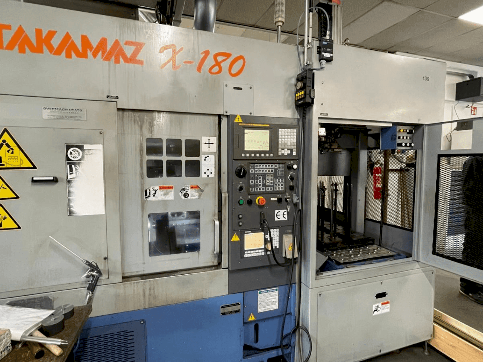 Vista frontale della macchina Takamaz X-180