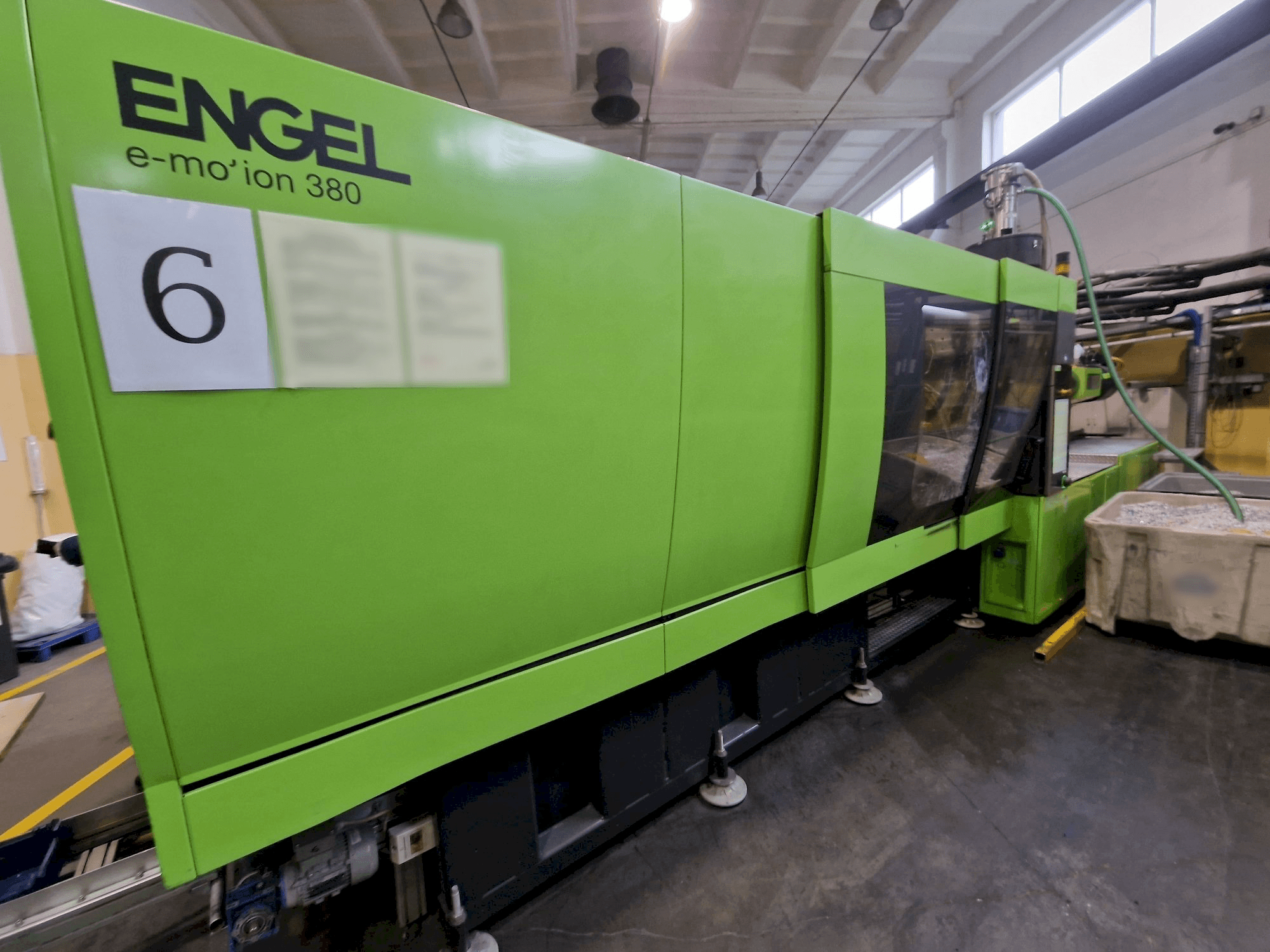 Vista frontale della macchina Engel e-motion 2440/380 T