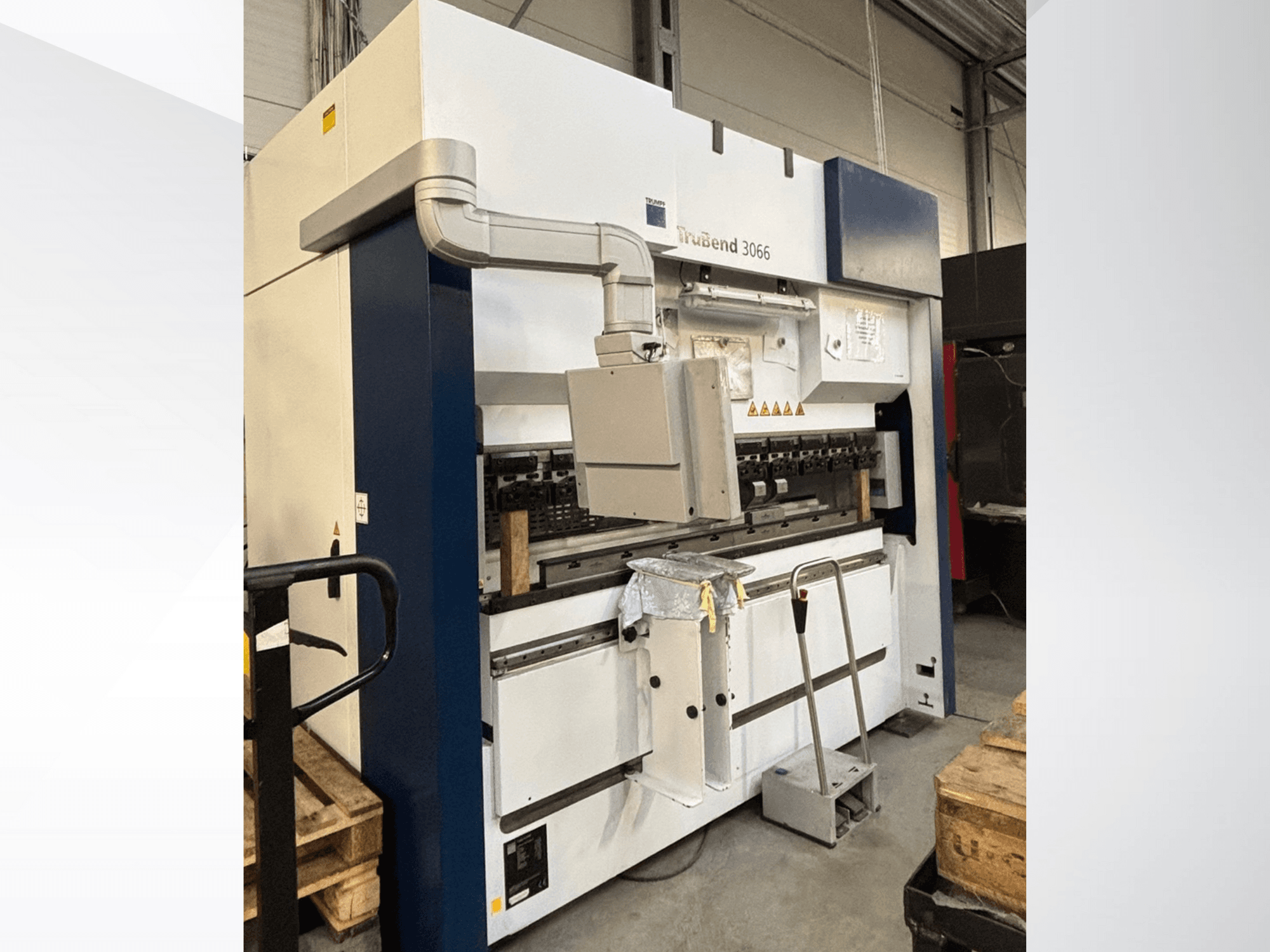 Curvatrice Trubend 3066, vista frontale, con comandi, struttura metallica e dispositivi di sicurezza in un'officina.