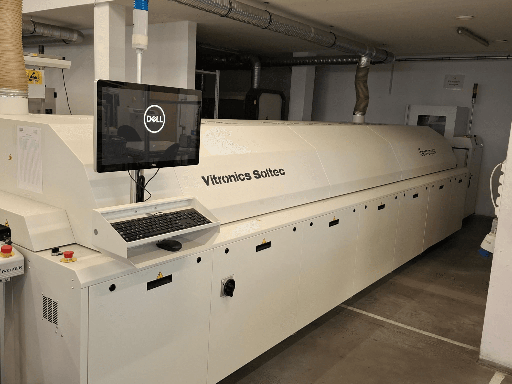 Vista frontale dell'apparecchiatura di automazione CENTURION CT930, dotata di un monitor Dell con tastiera e pulsanti di controllo.