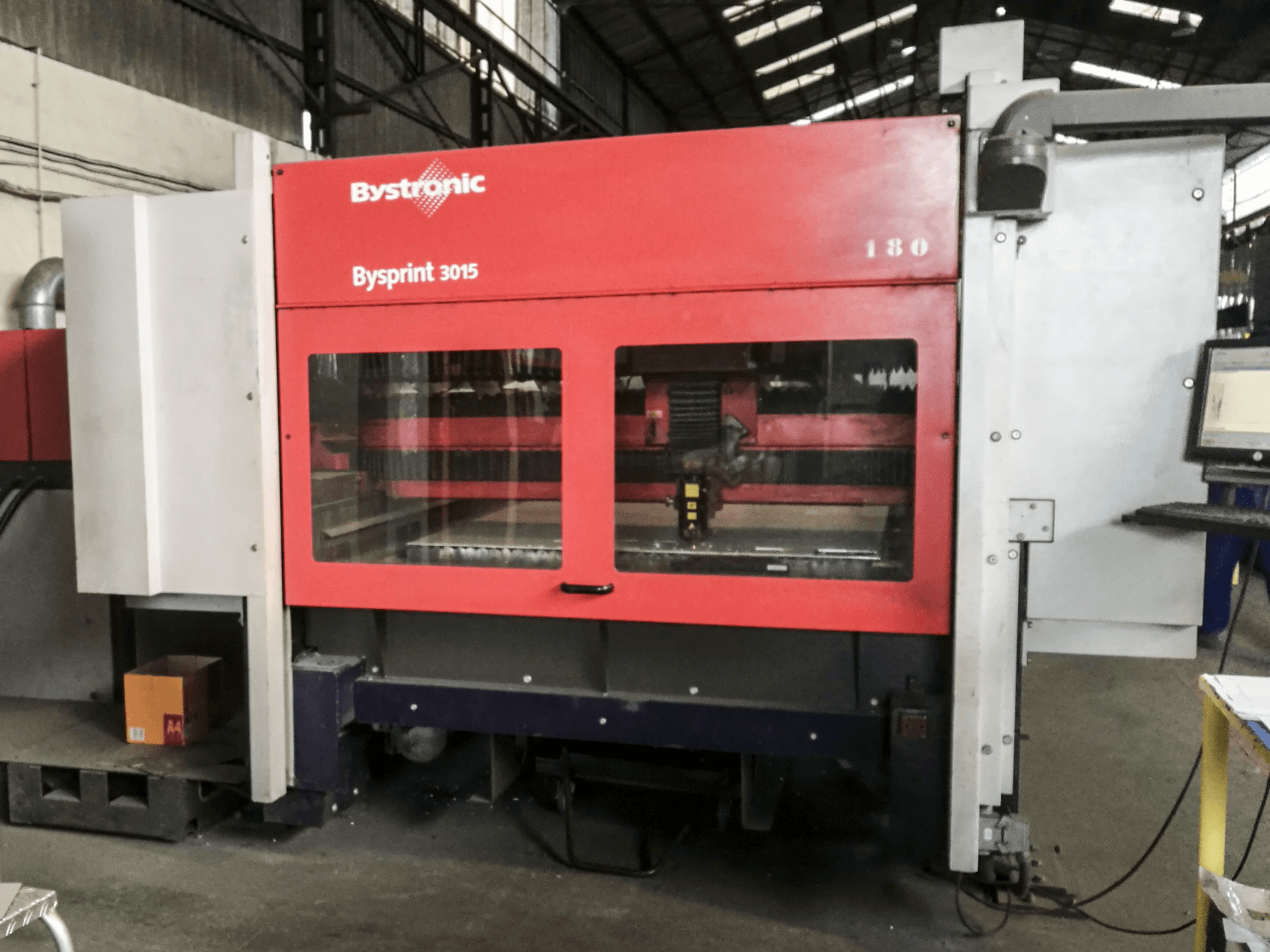 Vista frontale della macchina Bystronic BySprint 3015