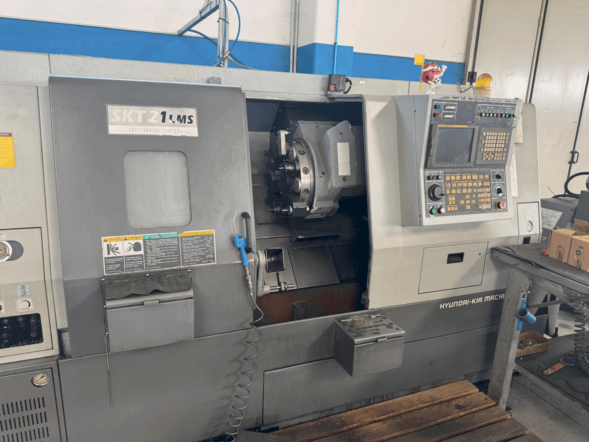 Vista frontale della macchina HYUNDAI KIA SKT 21 LMS