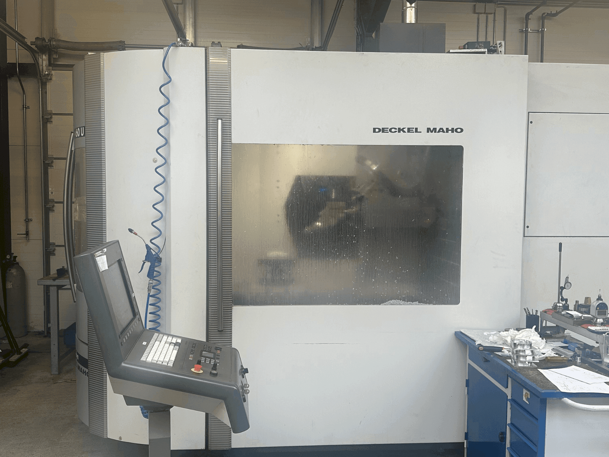 Vista frontale della macchina DECKEL MAHO DMC 60U HiDyn