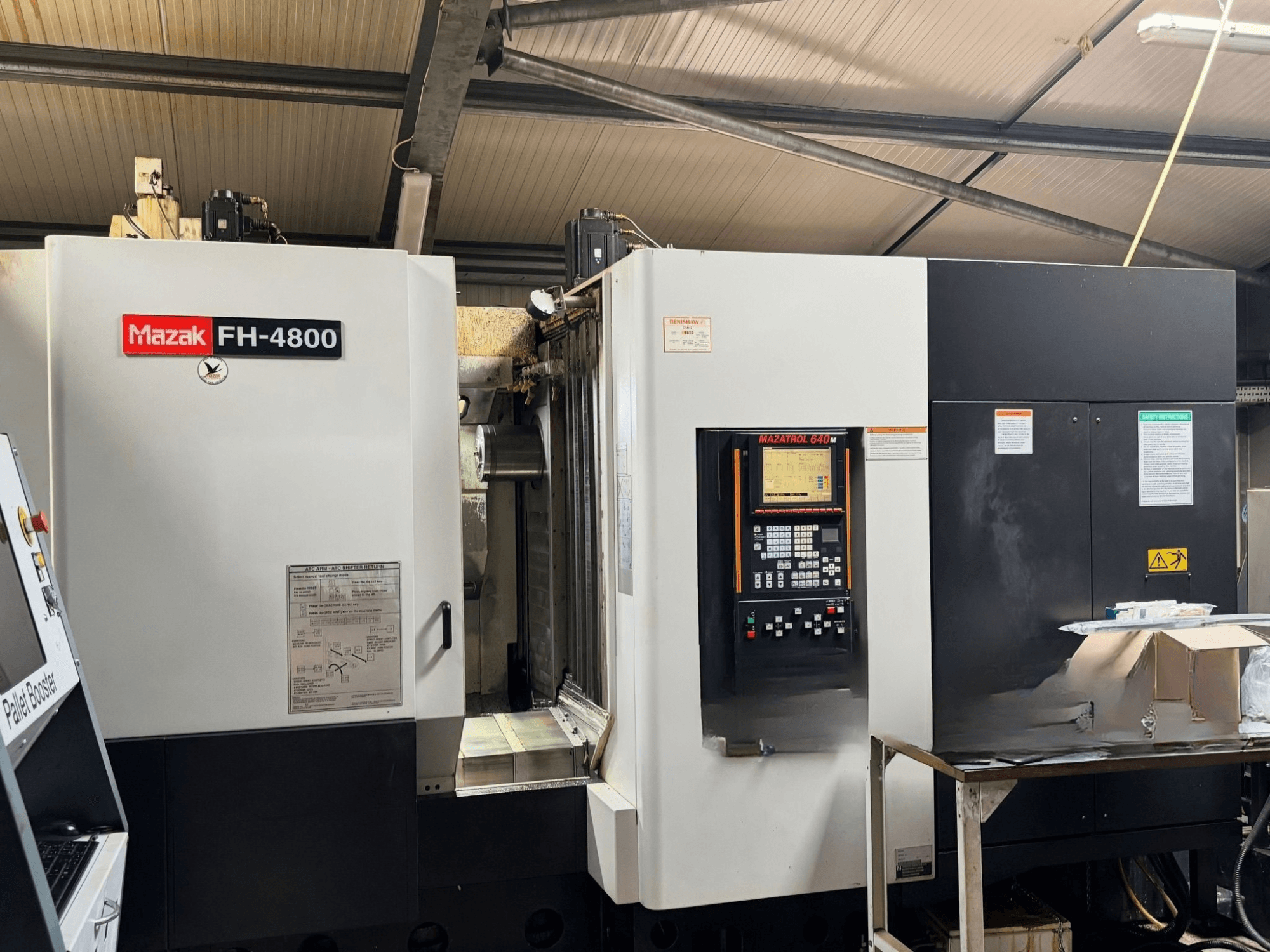 Centro di lavorazione orizzontale Mazak FH-4800, vista frontale che mostra il pannello di controllo e i dettagli della macchina.