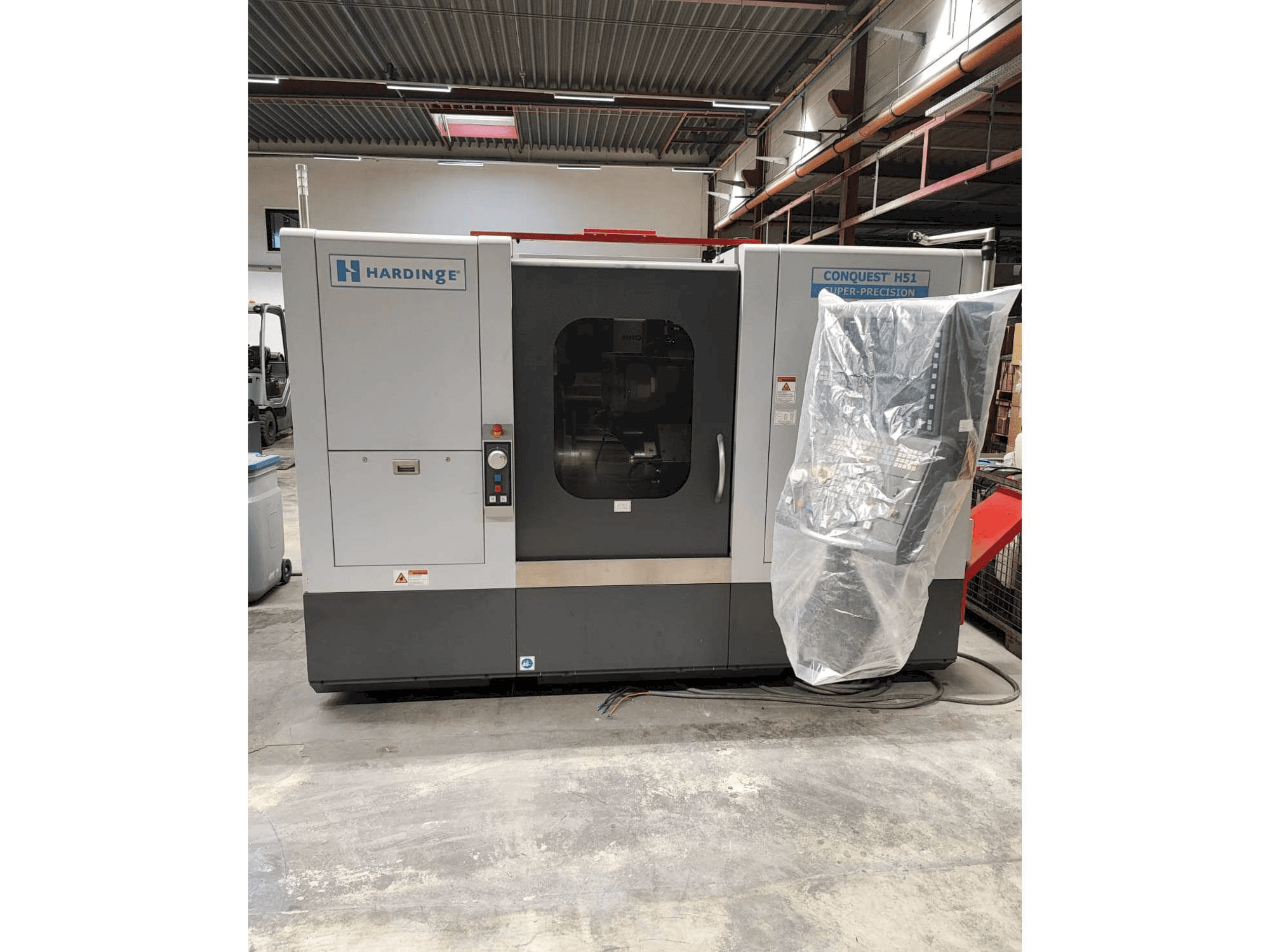 Vista frontale della macchina HARDINGE CONQUEST H51