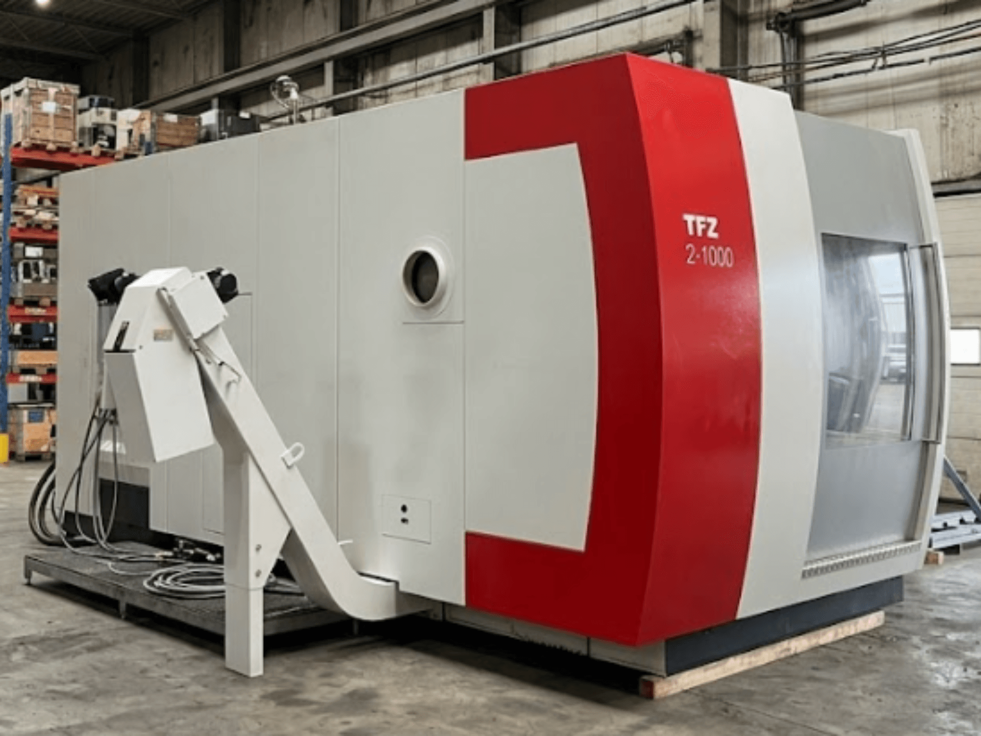 Centro di lavorazione universale SAMAG TFZ 2L-1000, vista laterale che ne mette in risalto il design rosso e grigio e il braccio robotico collegato.