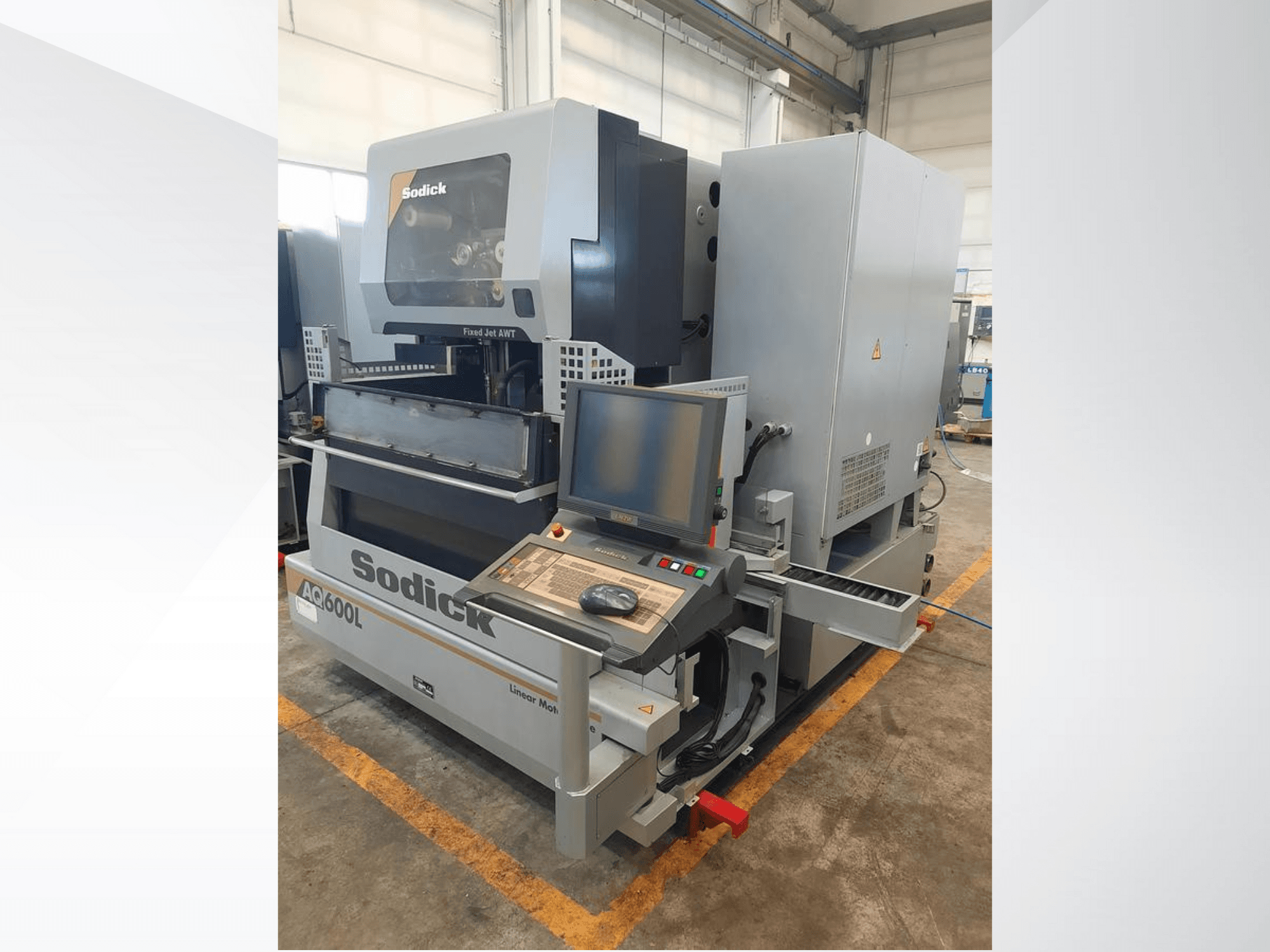 La macchina lineare Sodick AC600L in una vista laterale, che mostra il pannello di controllo, il getto fisso e le caratteristiche del design industriale.