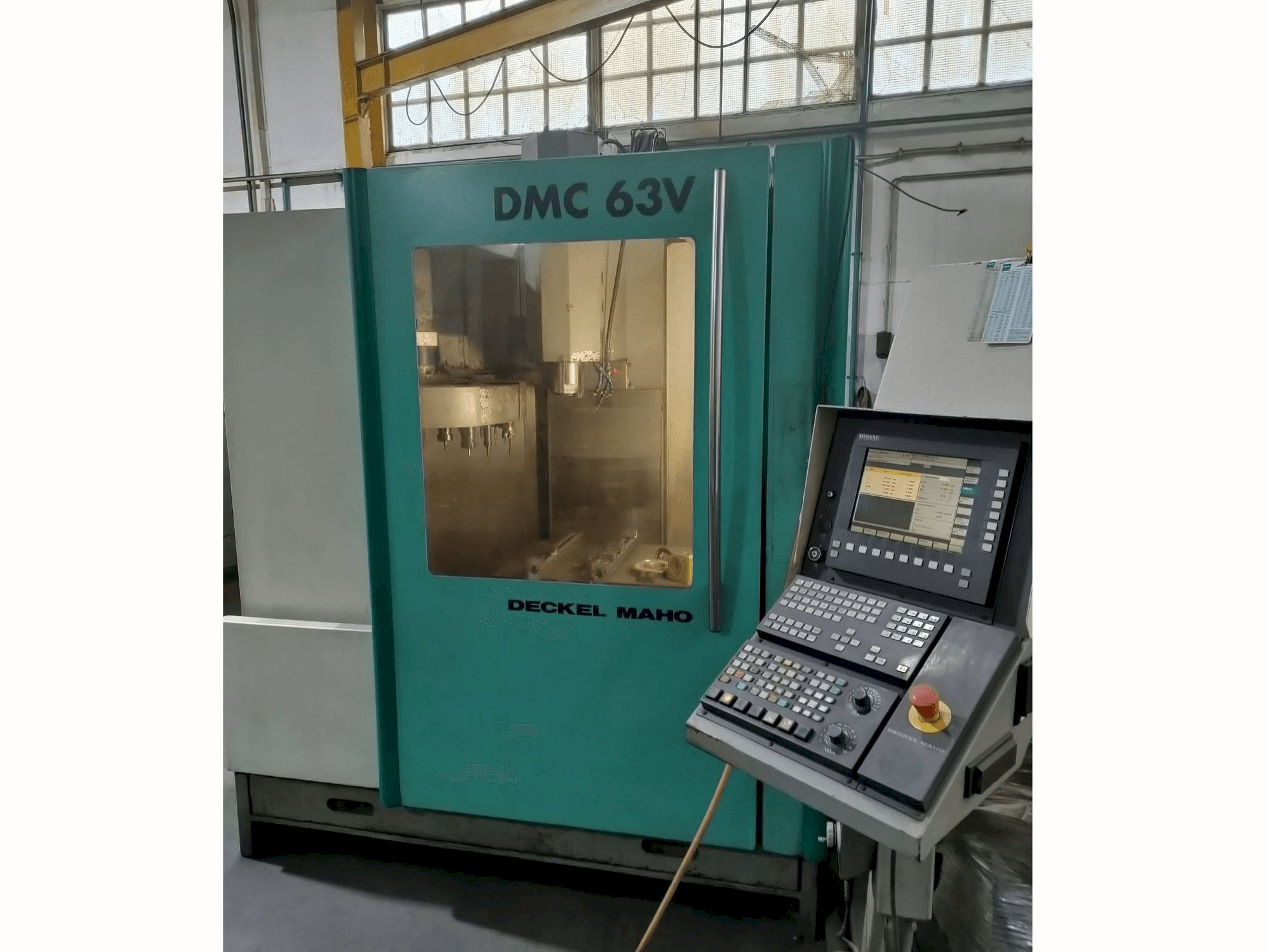 Vista frontale della macchina DECKEL MAHO DMC 63V