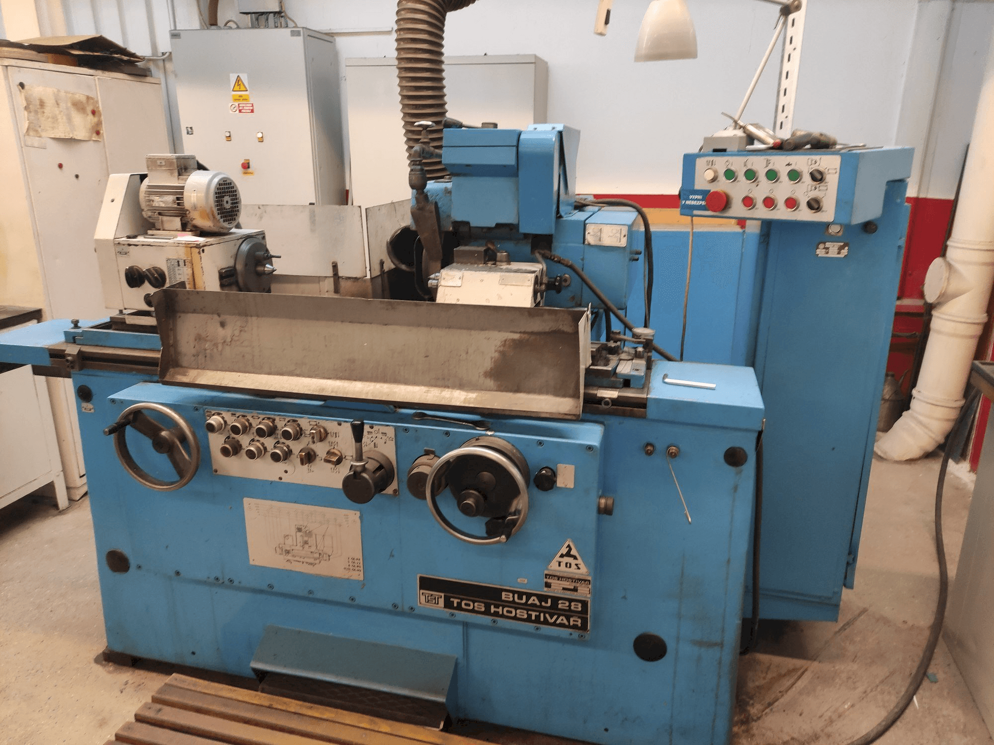 Vista frontale della macchina TOS BUAJ 28