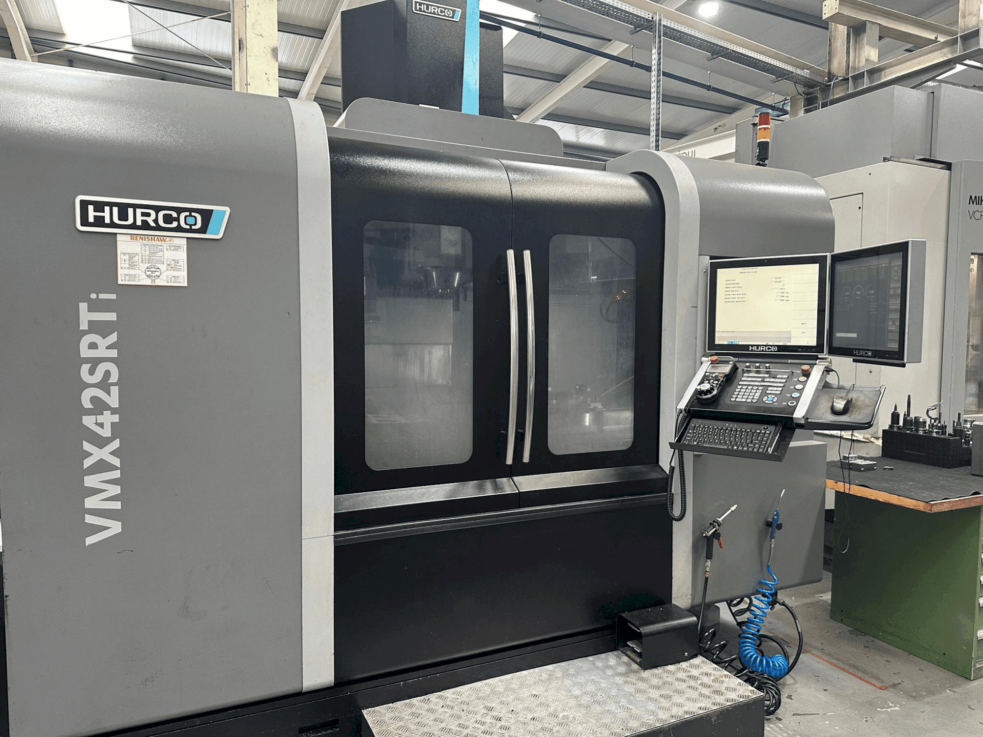 Vista frontale della macchina Hurco VMX 42 SRTi