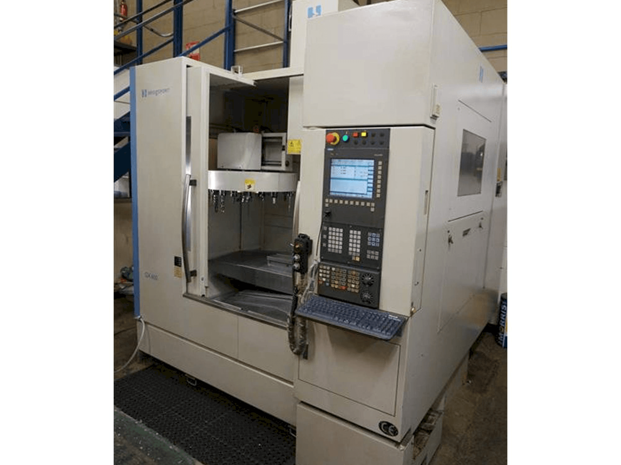 Vista frontale della macchina Bridgeport GX 600