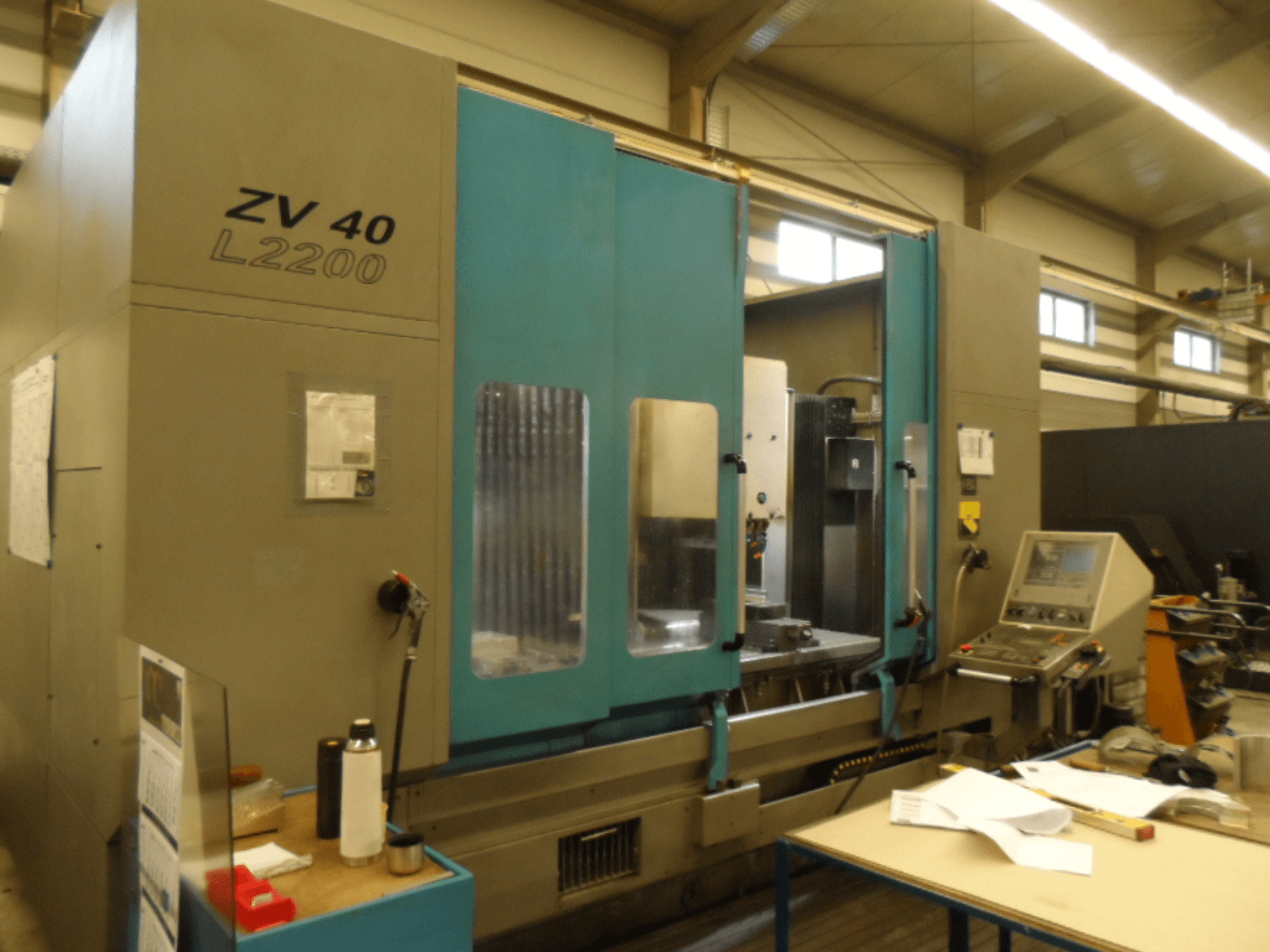 Centro di lavoro verticale IBARMIA ZV 40 L2200, vista frontale con pannello di controllo e accesso aperto, portautensili visibile all'interno.
