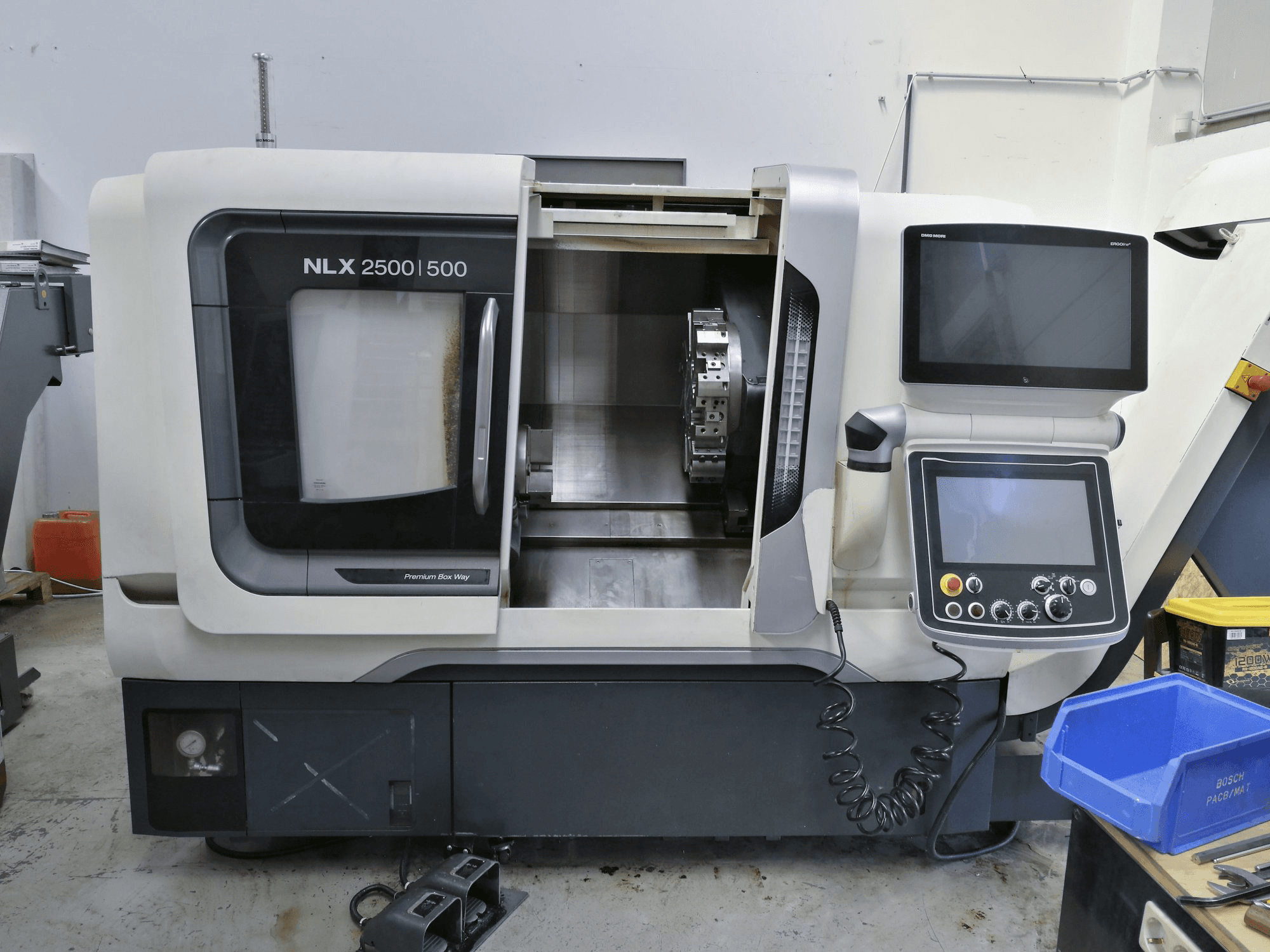 Vista frontale della macchina DMG MORI NLX 2500/500