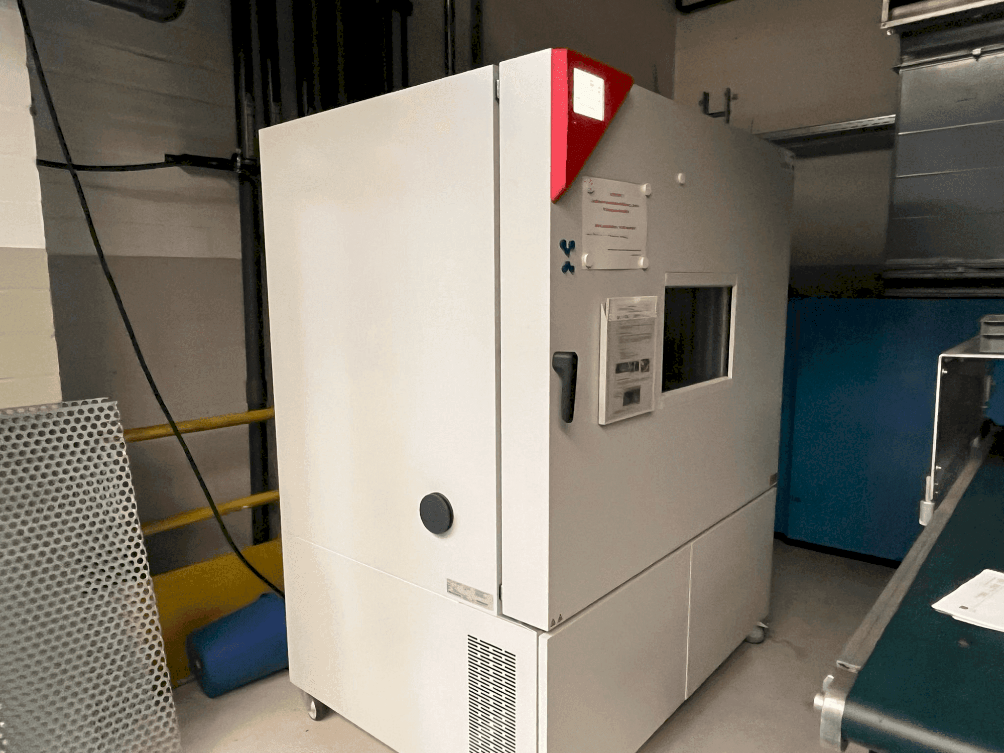 Vista frontale della macchina BINDER MKFT 720