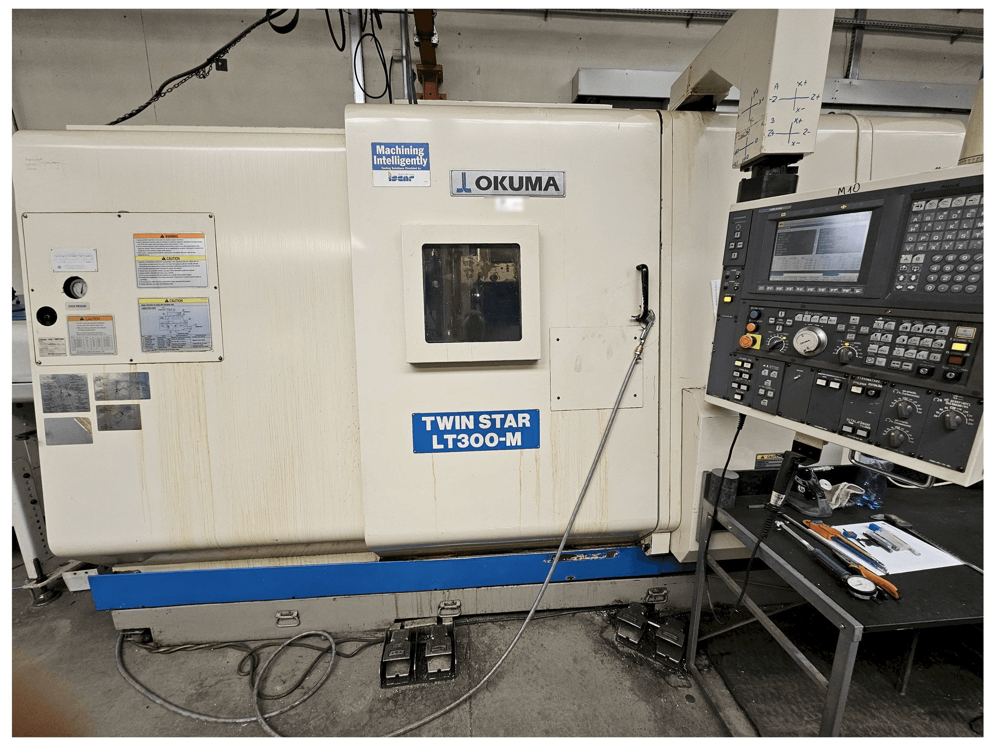 Vista frontale della macchina Okuma LT300-M